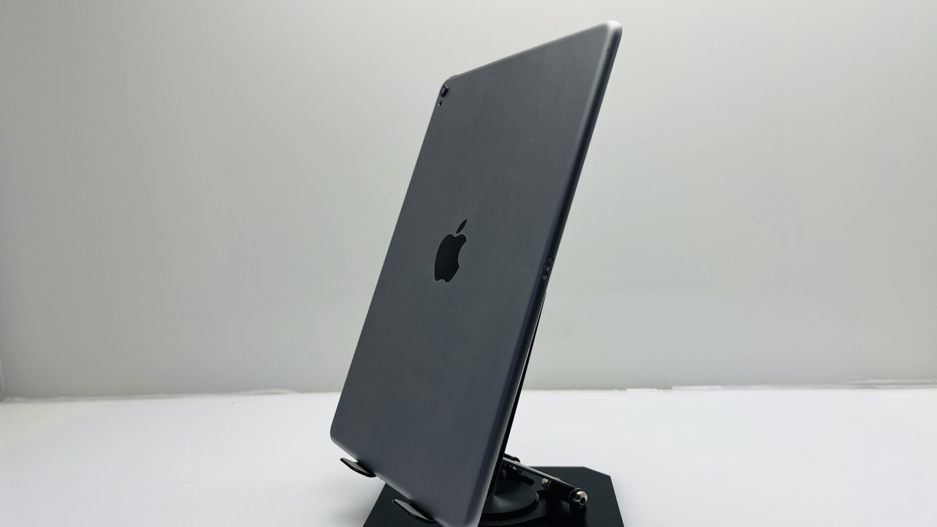 Apple iPad Pro 9.7″ 1st Gen (WiFi Only) 32GB Silver (Grade B) - No
