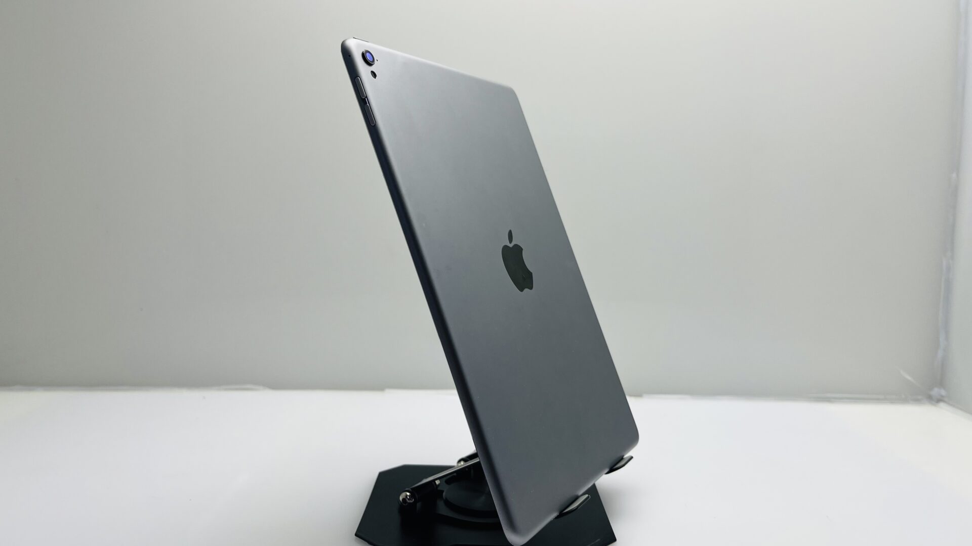 Apple iPad Pro シルバー　9.7インチ Apple iPad Pro 9.7″ 1st Gen (WiFi Only) 32GB Silver (Grade B) - No