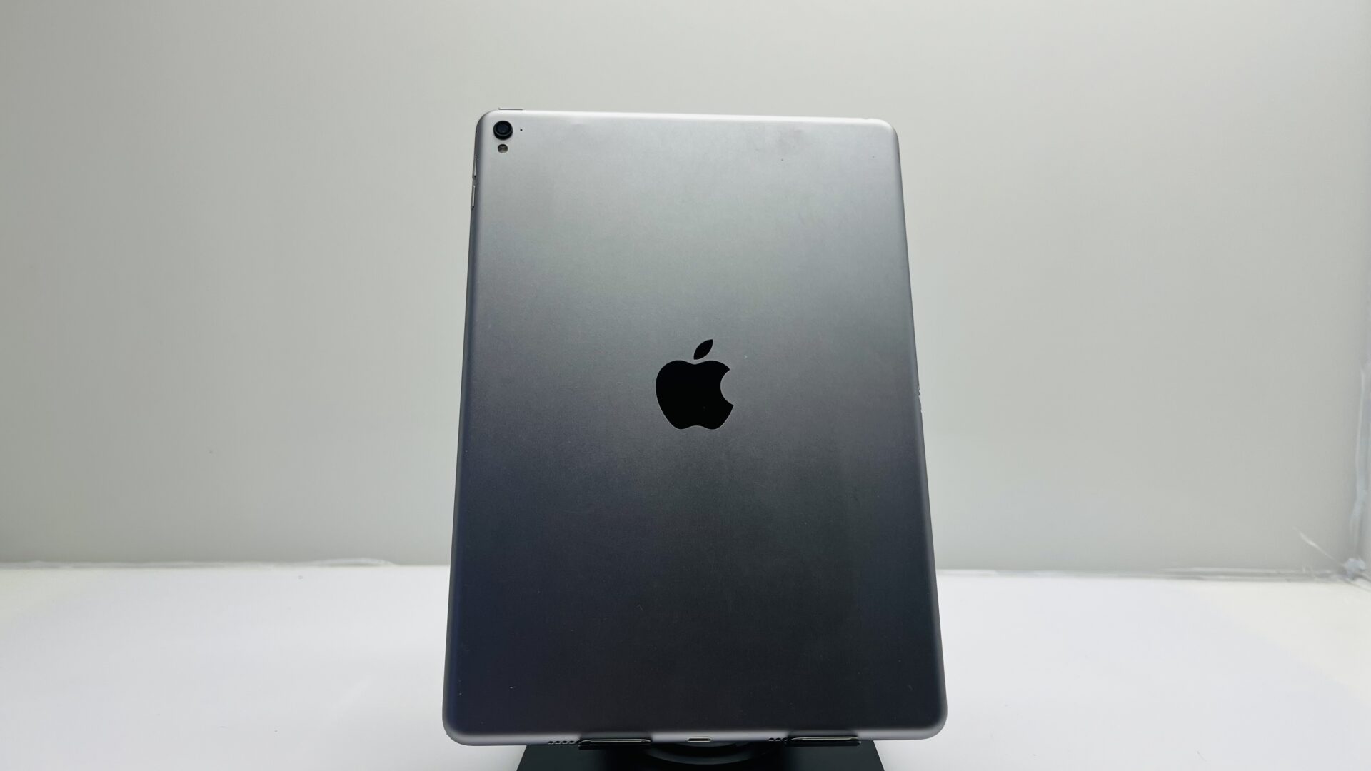 Apple iPad Pro 9.7″ 1st Gen (WiFi Only) 32GB Silver (Grade B) - No