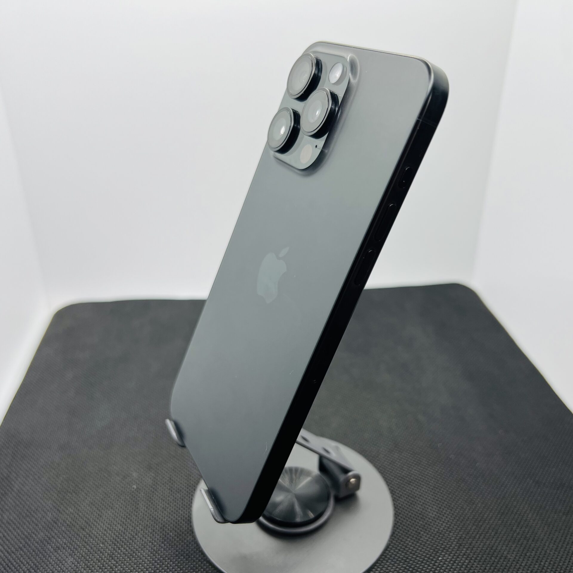 Apple iPhone 15 Pro Max 256GB Black Titanium – (Grade B) | Epic