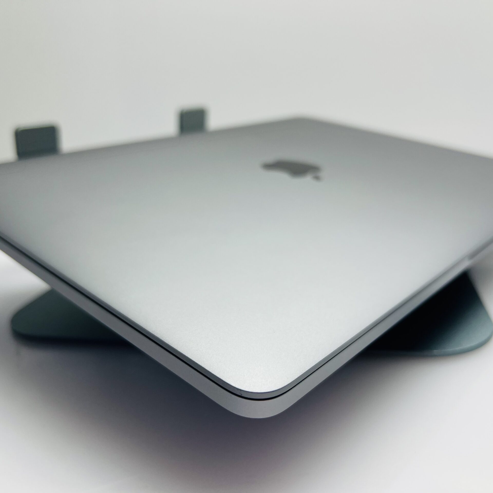 M1 Apple MacBook Pro シルバー Apple MacBook Pro “M1” 13-inch 8 CPU/8 GPU 8GB RAM 256GB SSD Space