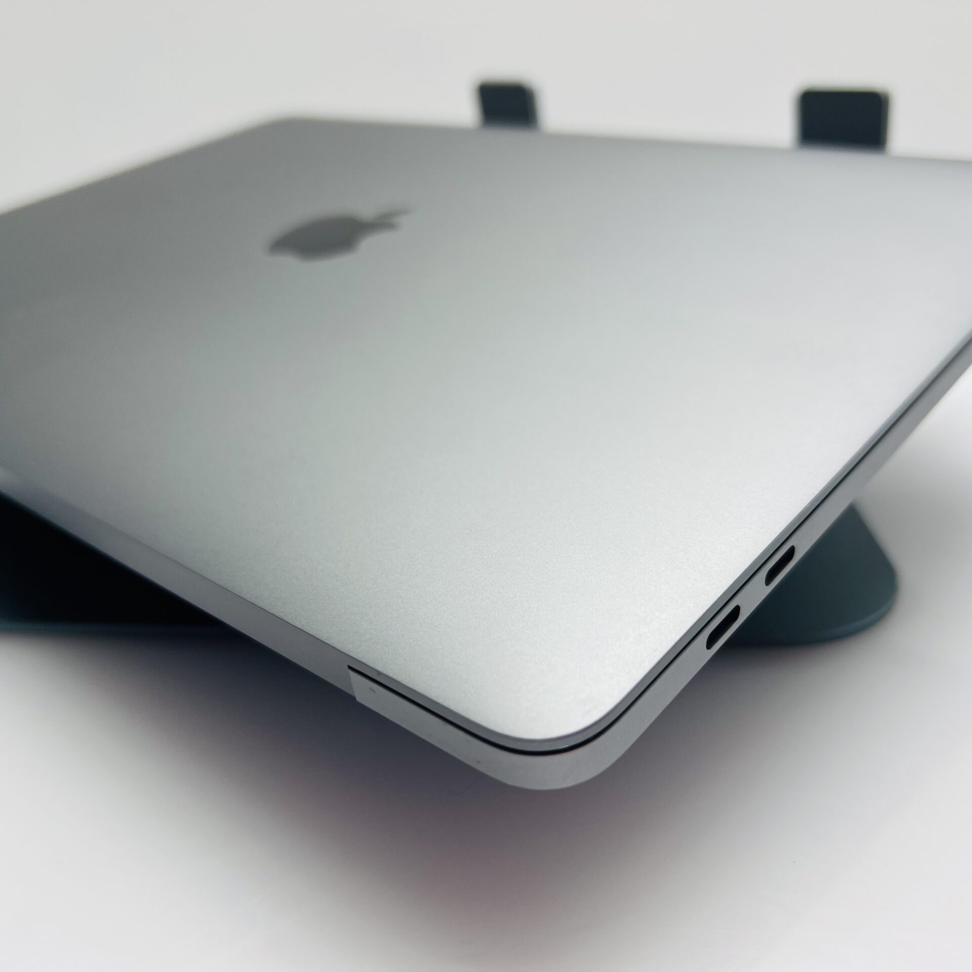 MacBook Pro M1 13インチ シルバー Apple MacBook Pro “M1” 13-inch 8 CPU/8 GPU 8GB RAM 256GB SSD Space