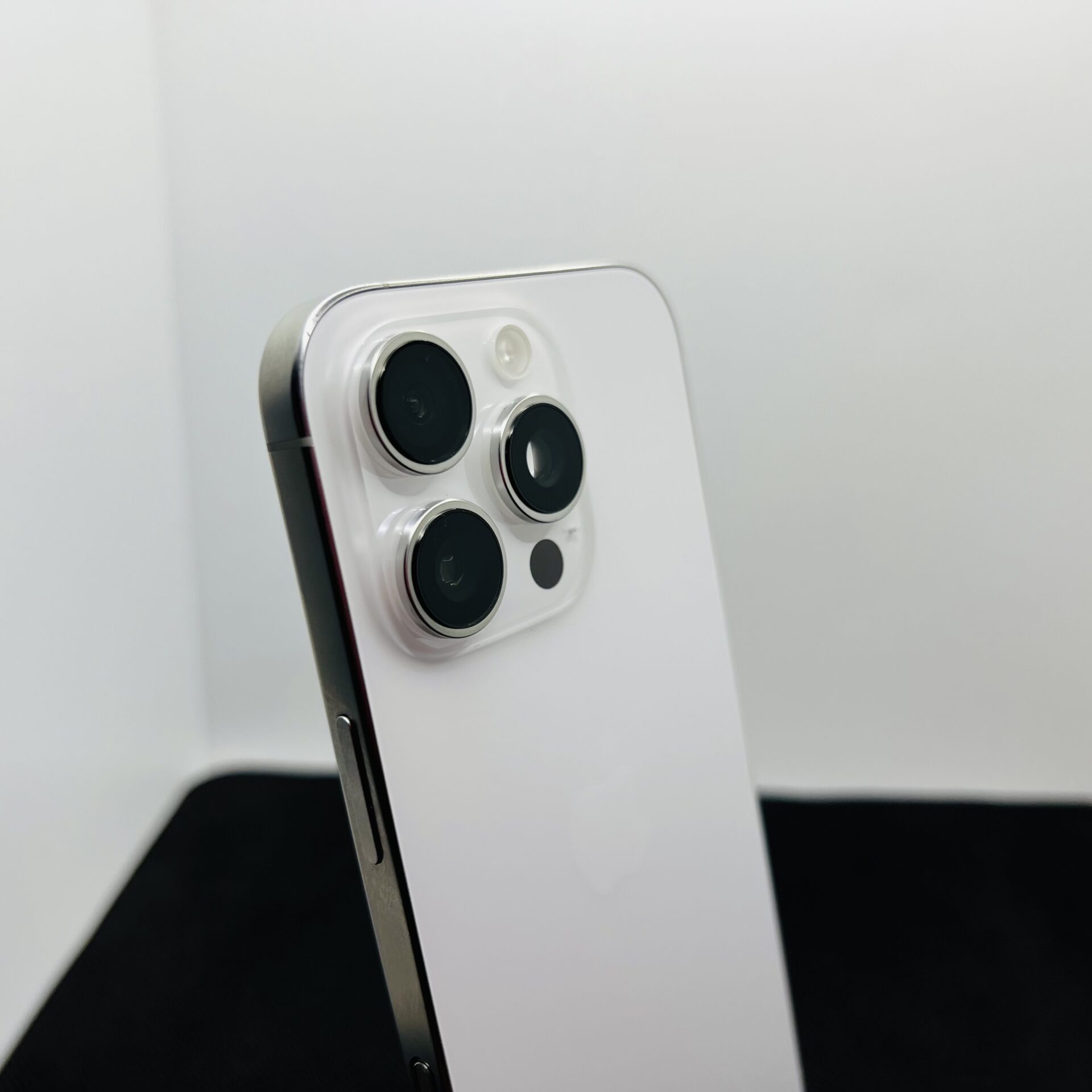 Apple iPhone 16 Pro 256GB White Titanium - (Grade B) - Image 11