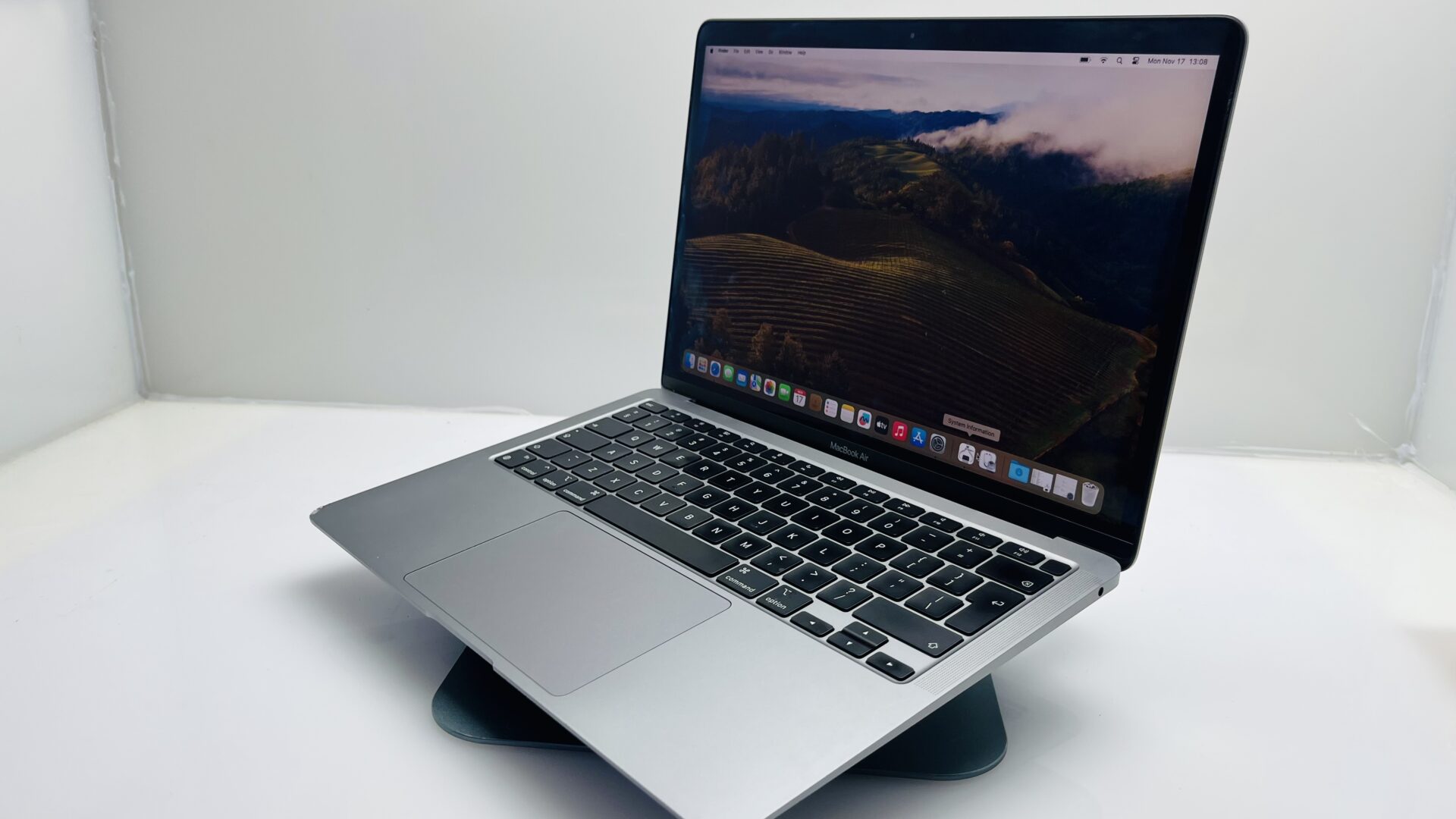 Apple MacBook Air “M1” 13-Inch 8 CPU/7 GPU (2020) 8GB RAM 256GB SSD Space Gray (Grade B) – Bright Spots - Image 5