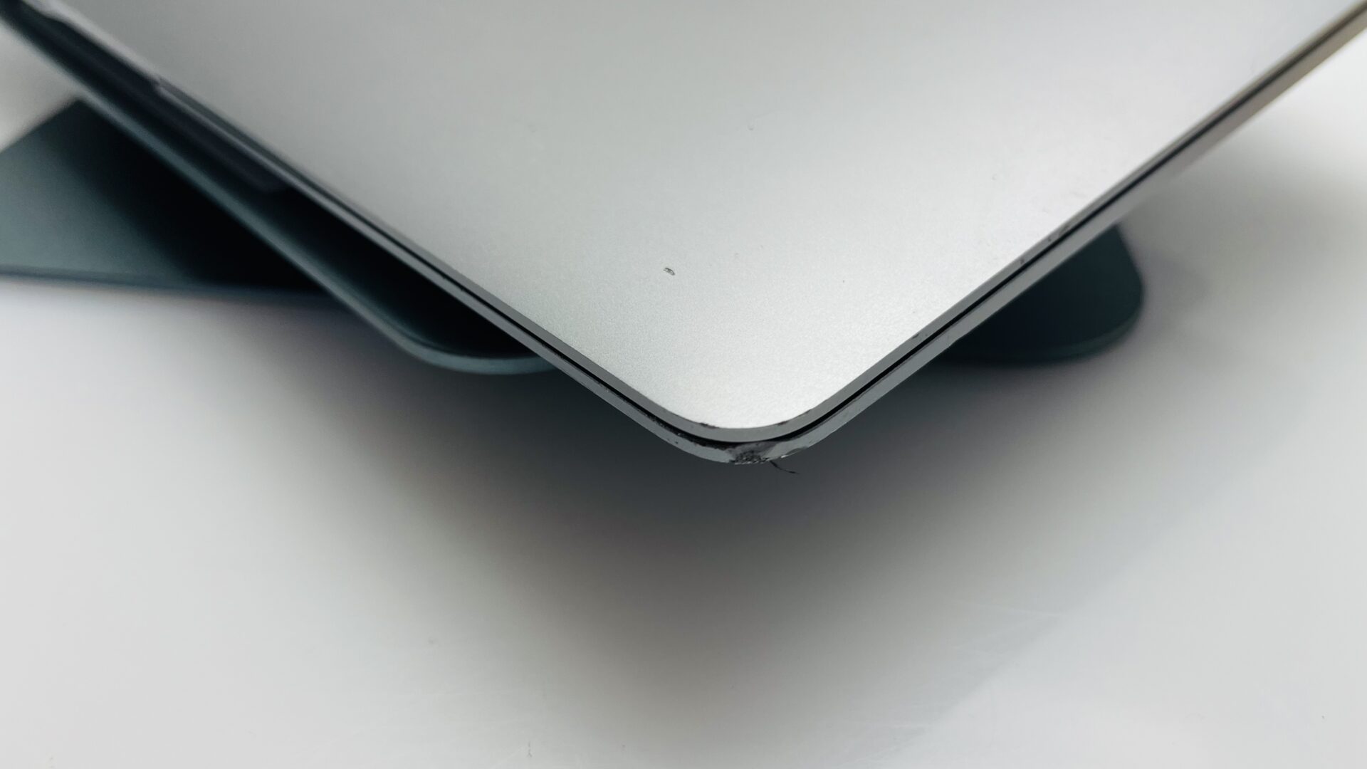 Apple MacBook Air “M1” 13-Inch 8 CPU/7 GPU (2020) 8GB RAM 256GB SSD Space Gray (Grade B) – Bright Spots - Image 7