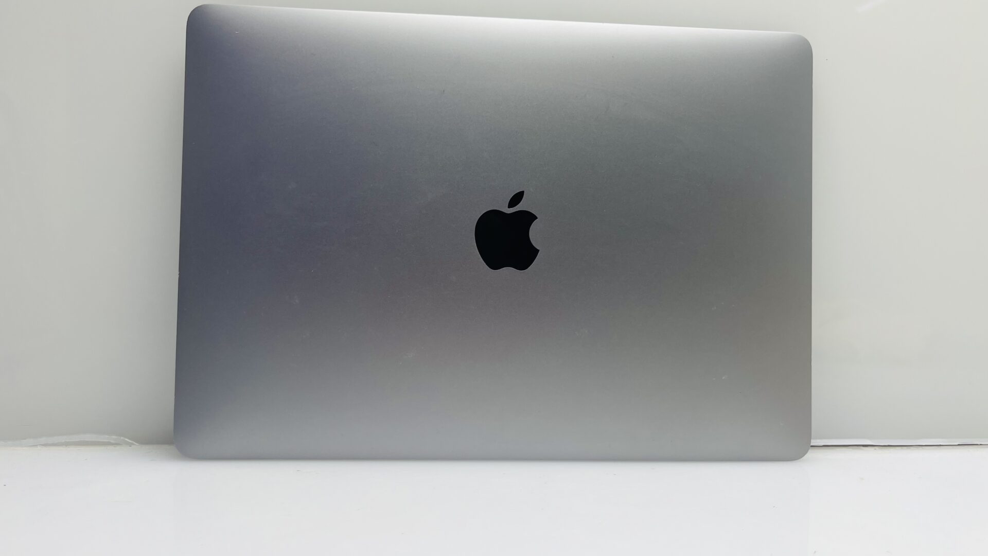 Apple MacBook Air “M1” 13-Inch 8 CPU/7 GPU (2020) 8GB RAM 256GB SSD Space Gray (Grade B) – Bright Spots - Image 2