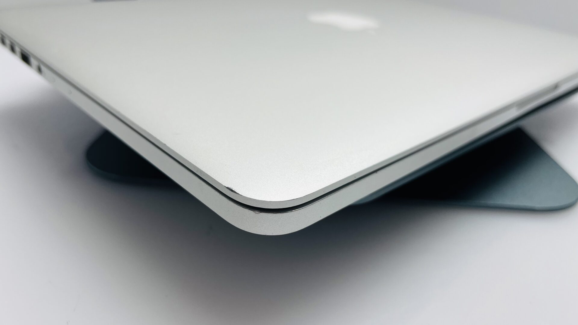 Apple MacBook Pro 13-Inch “Core i5” 2.7 GHz (Early 2015) 8GB RAM 256GB SSD Silver - (Grade B) - Image 6