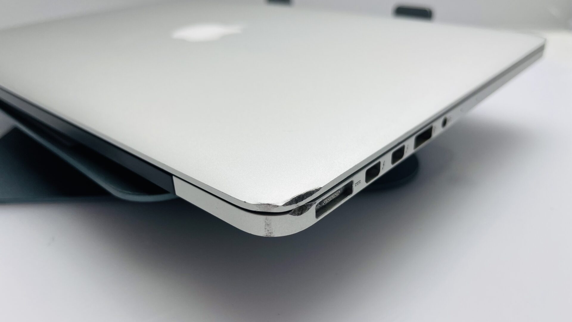 Apple MacBook Pro 13-Inch “Core i5” 2.7 GHz (Early 2015) 8GB RAM 256GB SSD Silver - (Grade B) - Image 9