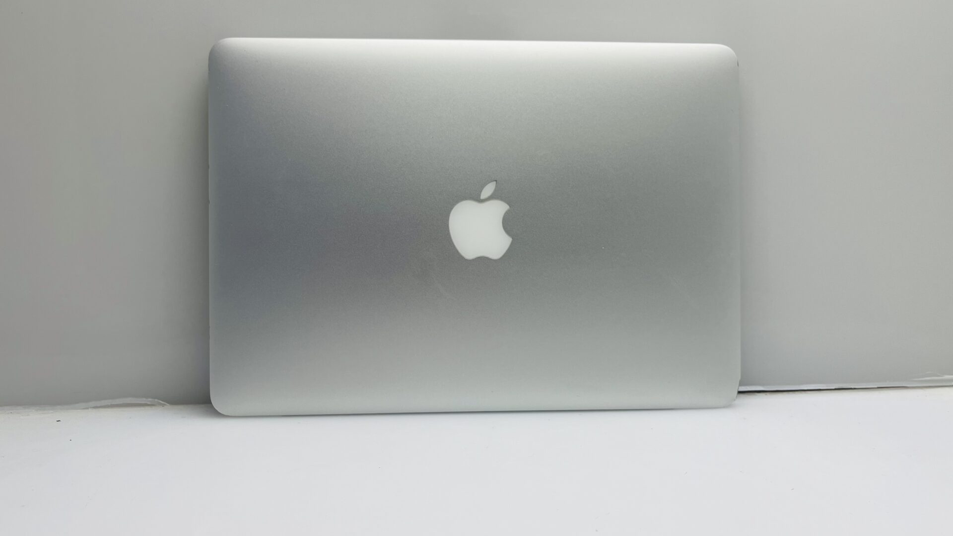 Apple MacBook Pro 13-Inch “Core i5” 2.7 GHz (Early 2015) 8GB RAM 256GB SSD Silver - (Grade B) - Image 2