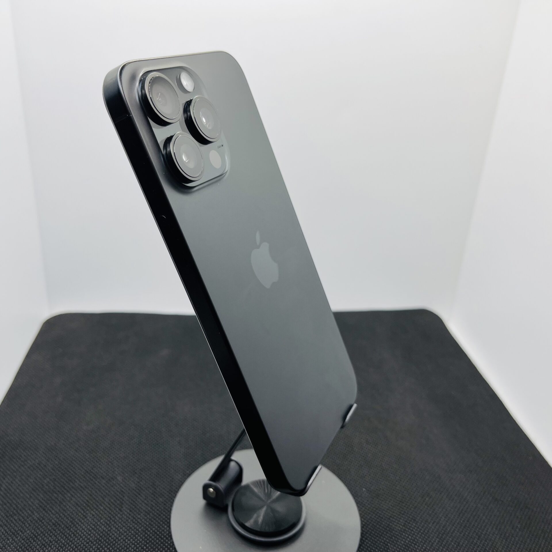 Apple iPhone 15 Pro Max 256GB Black Titanium (Grade B) – Minor Bright Spots - Image 10