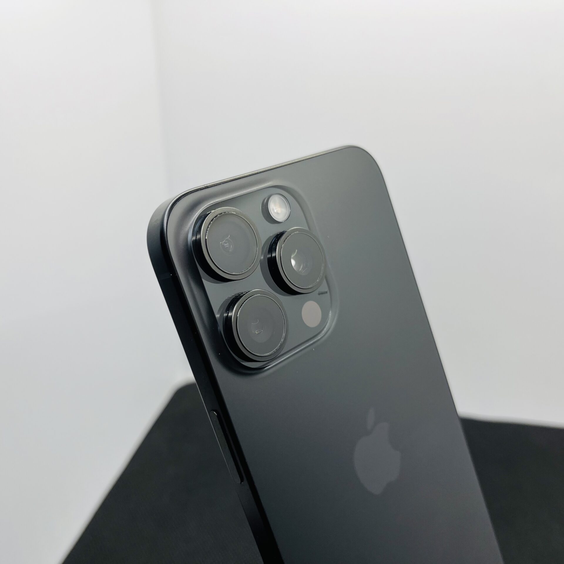Apple iPhone 15 Pro Max 256GB Black Titanium (Grade B) – Minor Bright Spots - Image 11