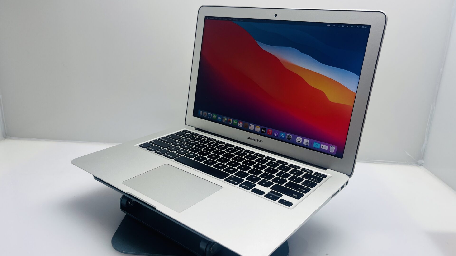 Apple MacBook Air 13-inch “Core i5” 1.60GHz (Early 2015) 8GB RAM
