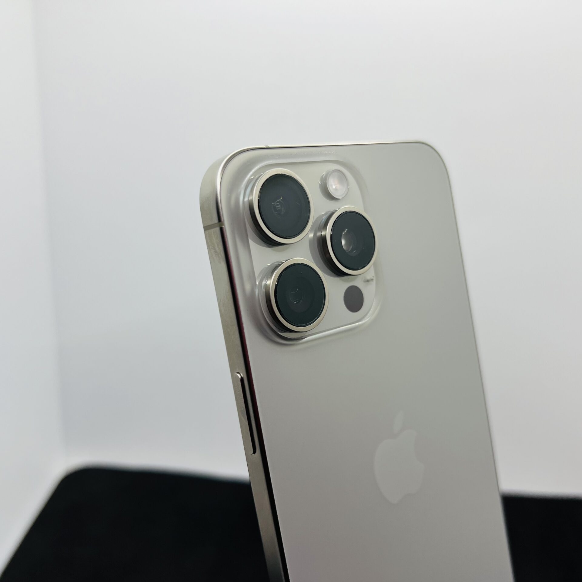 Apple iPhone 15 Pro Max 256GB Natural Titanium – (Grade B) - Image 11