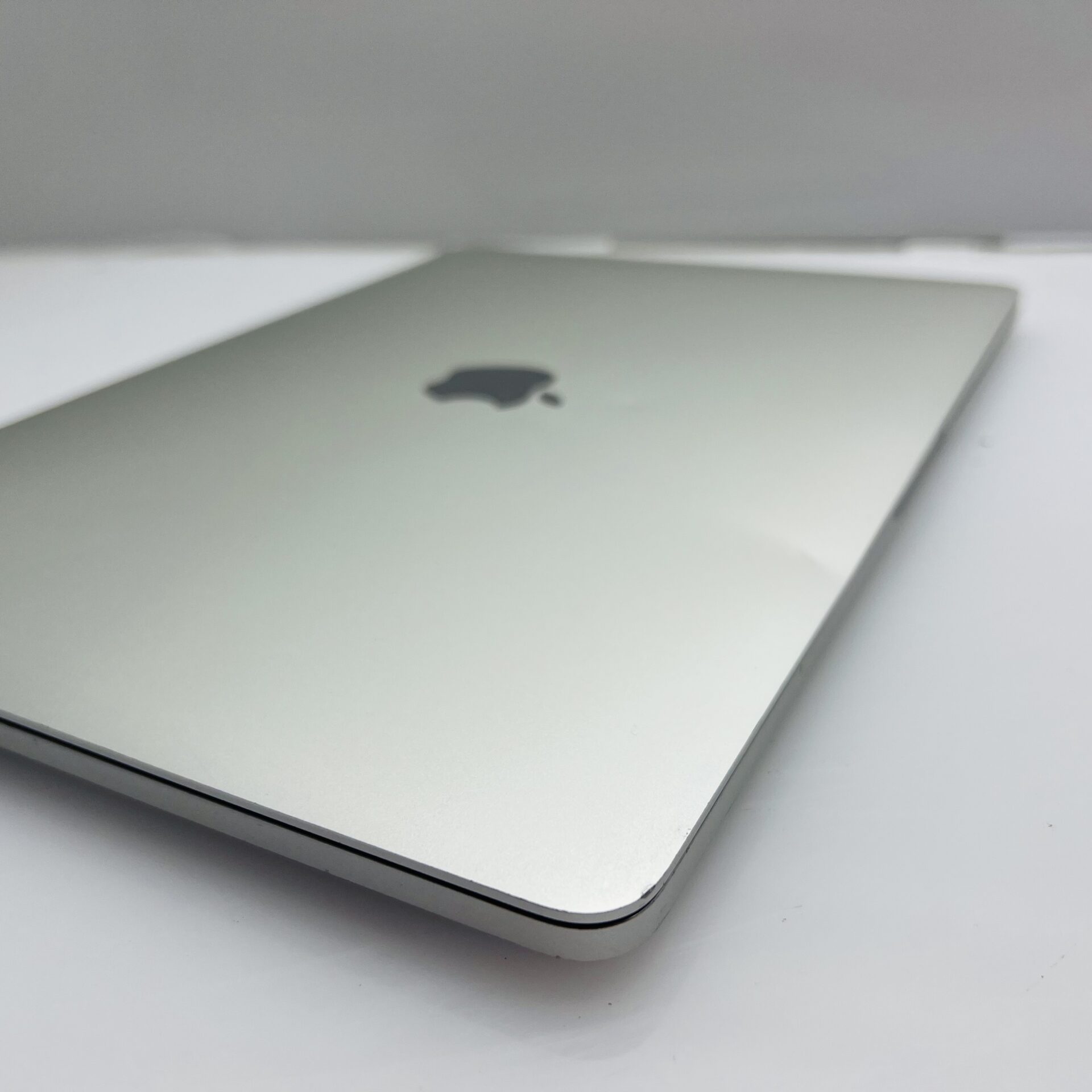 Apple MacBook Pro 13-Inch “Core i5” 2.9GHz (Touch/Late 2016) 8GB