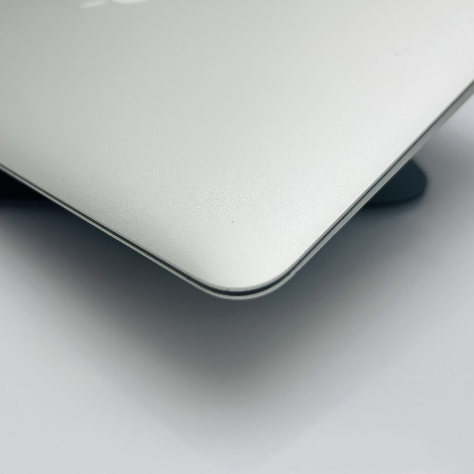 Apple MacBook Air 13-inch “Core i5” 1.8GHz (2017) 8GB RAM 128GB SSD Silver (Grade B) – Minor Bright Spots - Image 6