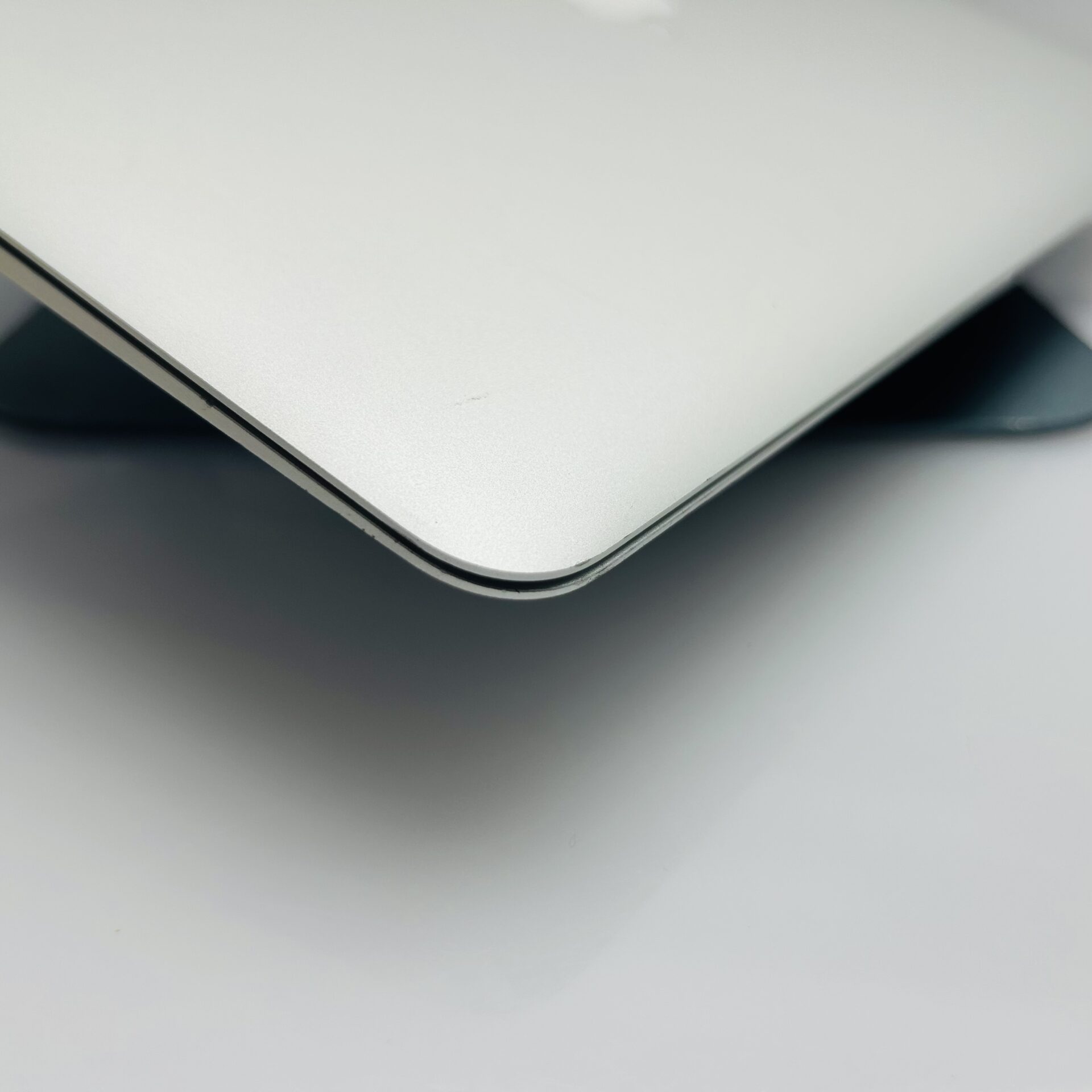 Apple MacBook Air 13-inch “Core i5” 1.8GHz (2017) 8GB RAM 128GB SSD Silver (Grade B) – Minor Bright Spots - Image 7