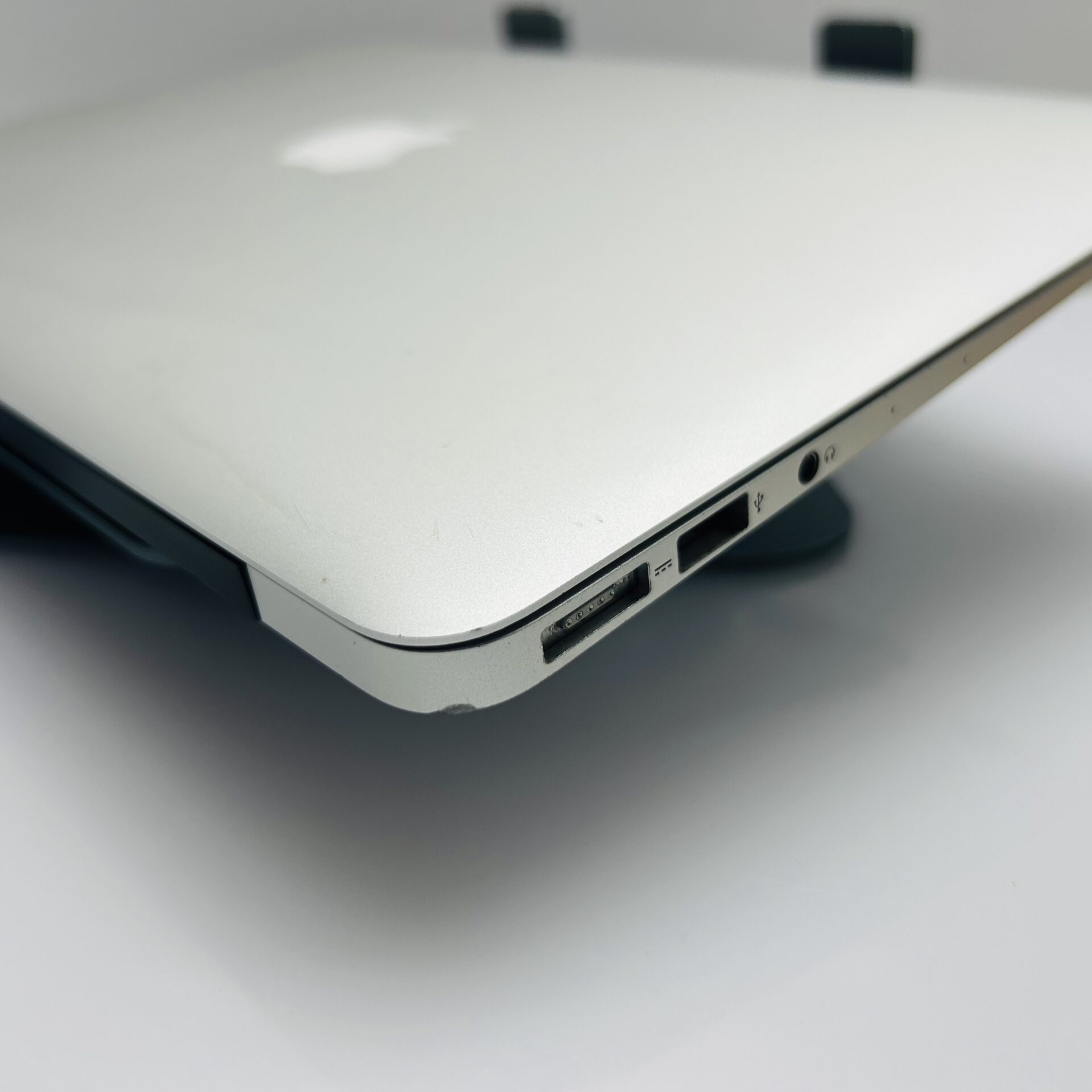Apple MacBook Air 13-inch “Core i5” 1.8GHz (2017) 8GB RAM 128GB SSD Silver (Grade B) – Minor Bright Spots - Image 9