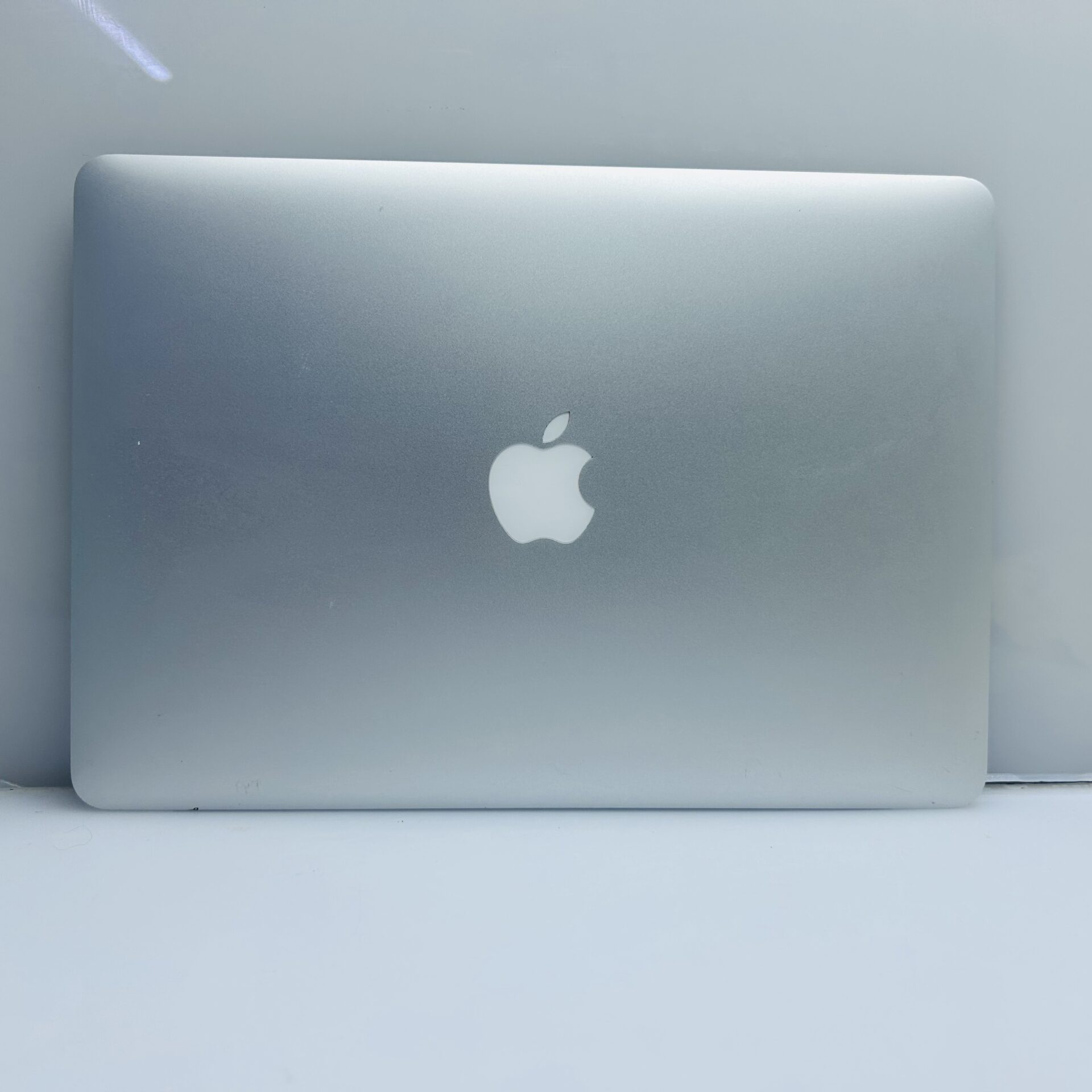 Apple MacBook Air 13-inch “Core i5” 1.8GHz (2017) 8GB RAM 128GB SSD Silver (Grade B) – Minor Bright Spots - Image 2