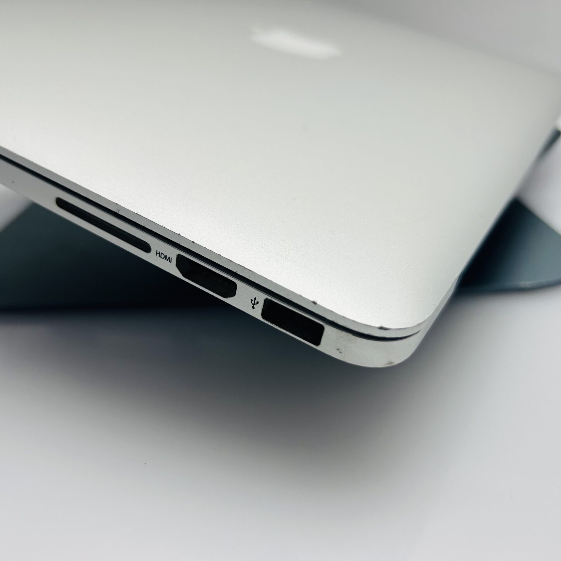 Apple MacBook Pro 13-Inch “Core i5” 2.7GHz (Early 2015) 8GB RAM 128GB SSD Silver – (Grade B) - Image 8