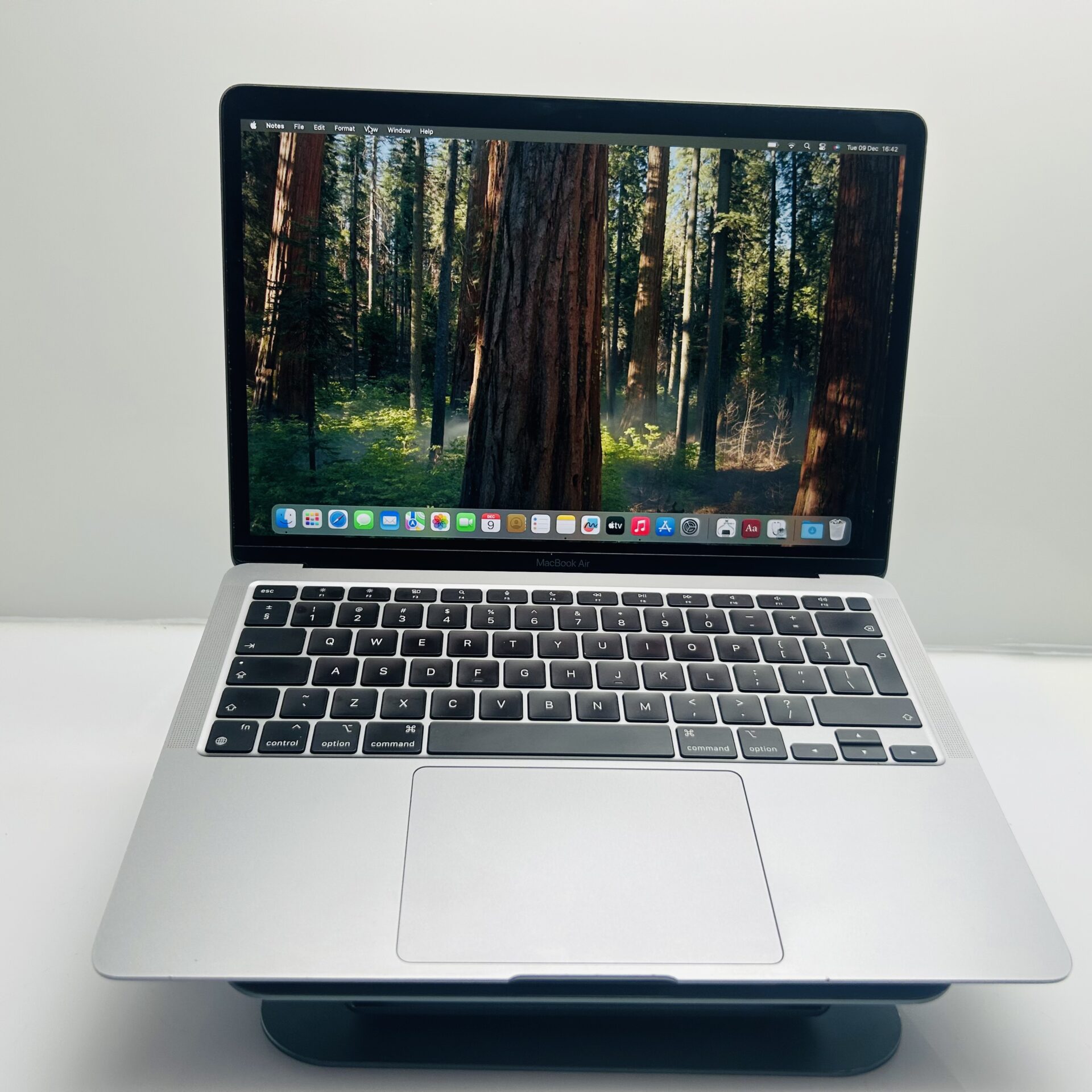 Apple MacBook Air “M1” 13-Inch 8CPU/7 GPU (2020) 8GB RAM 256GB SSD Space Gray – (Grade B) - Image 4