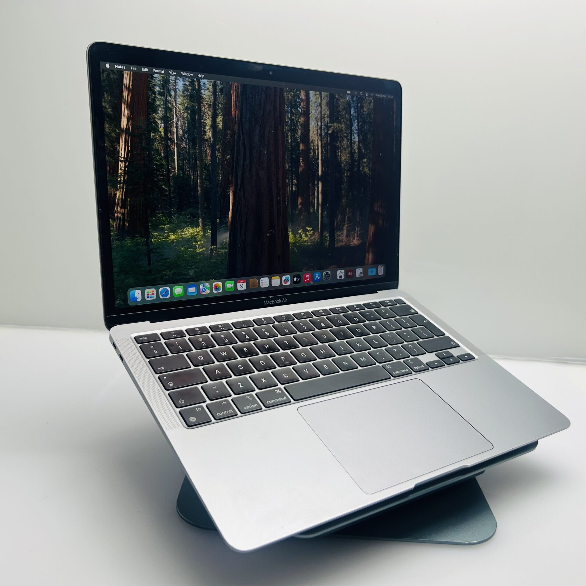Apple MacBook Air “M1” 13-Inch 8CPU/7 GPU (2020) 8GB RAM 256GB SSD Space Gray – (Grade B) - Image 3