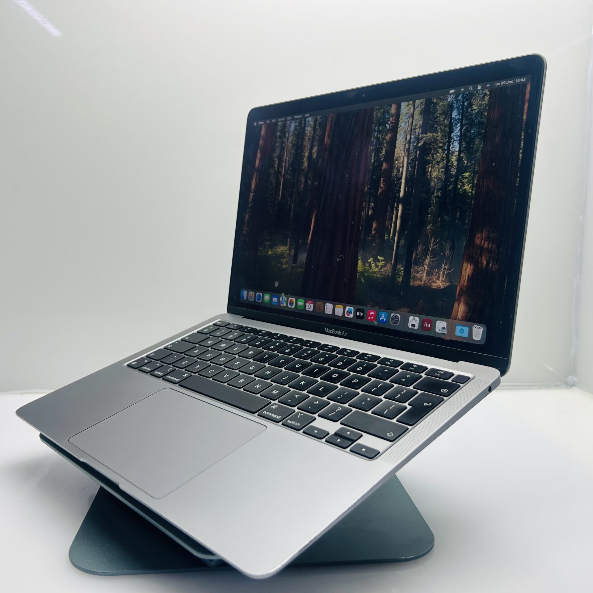 Apple MacBook Air “M1” 13-Inch 8CPU/7 GPU (2020) 8GB RAM 256GB SSD Space Gray – (Grade B) - Image 5