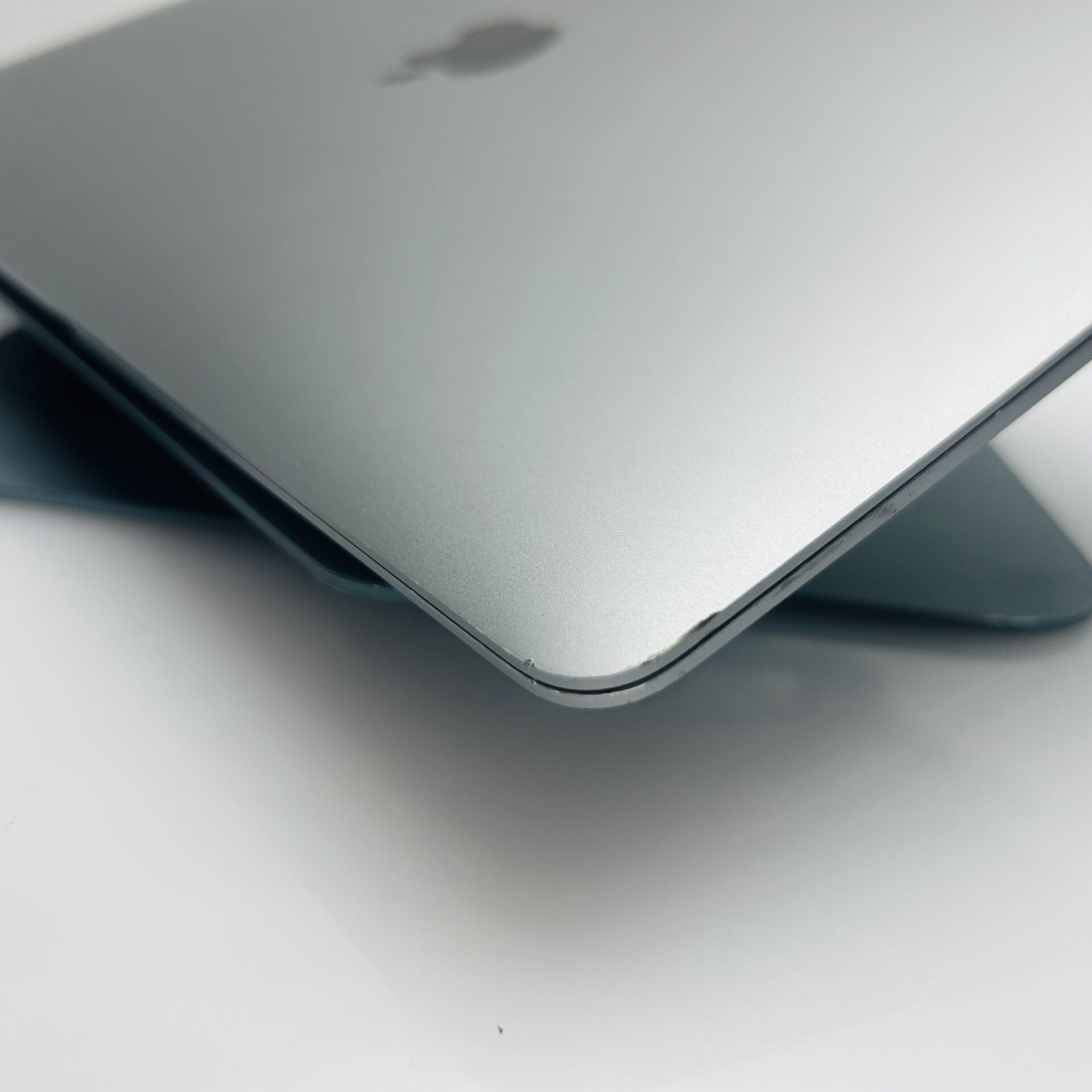 Apple MacBook Air “M1” 13-Inch 8CPU/7 GPU (2020) 8GB RAM 256GB SSD Space Gray – (Grade B) - Image 6
