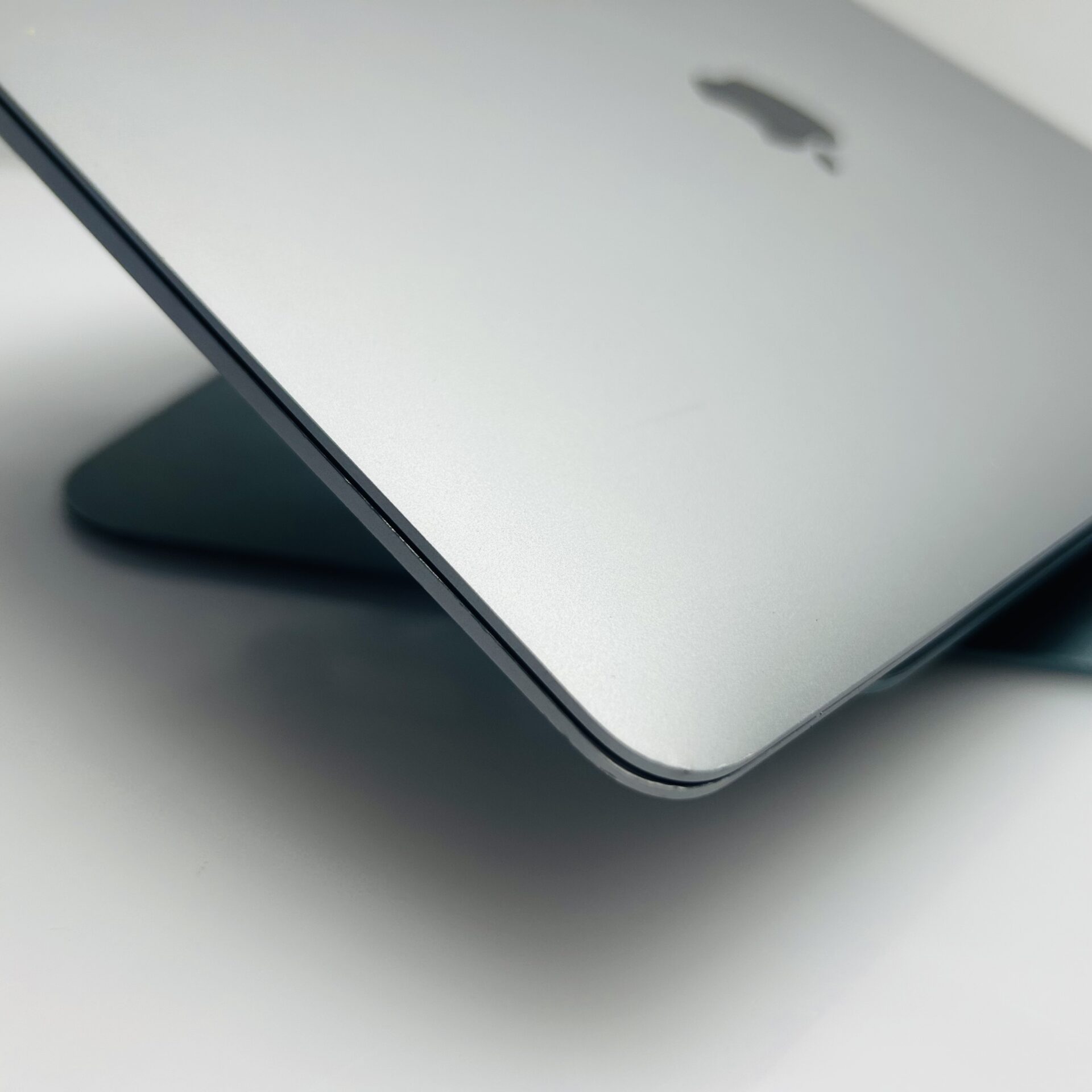 Apple MacBook Air “M1” 13-Inch 8CPU/7 GPU (2020) 8GB RAM 256GB SSD Space Gray – (Grade B) - Image 7
