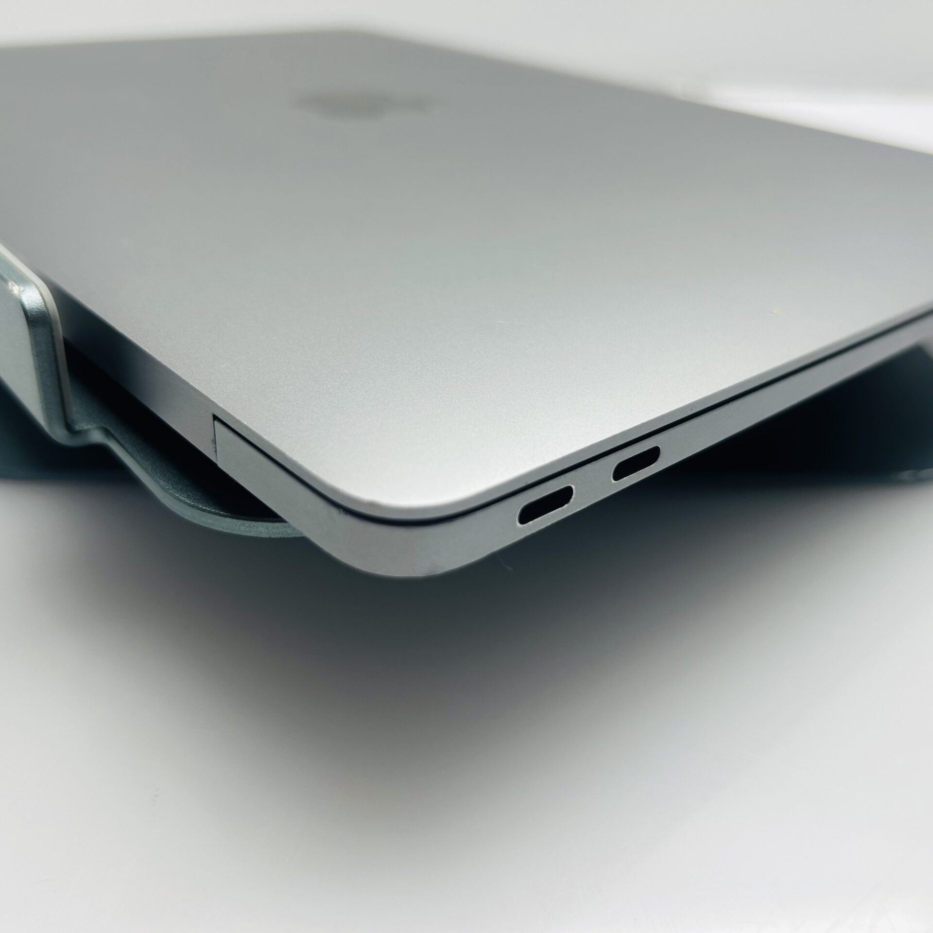 Apple MacBook Air “M1” 13-Inch 8CPU/7 GPU (2020) 8GB RAM 256GB SSD Space Gray – (Grade B) - Image 8