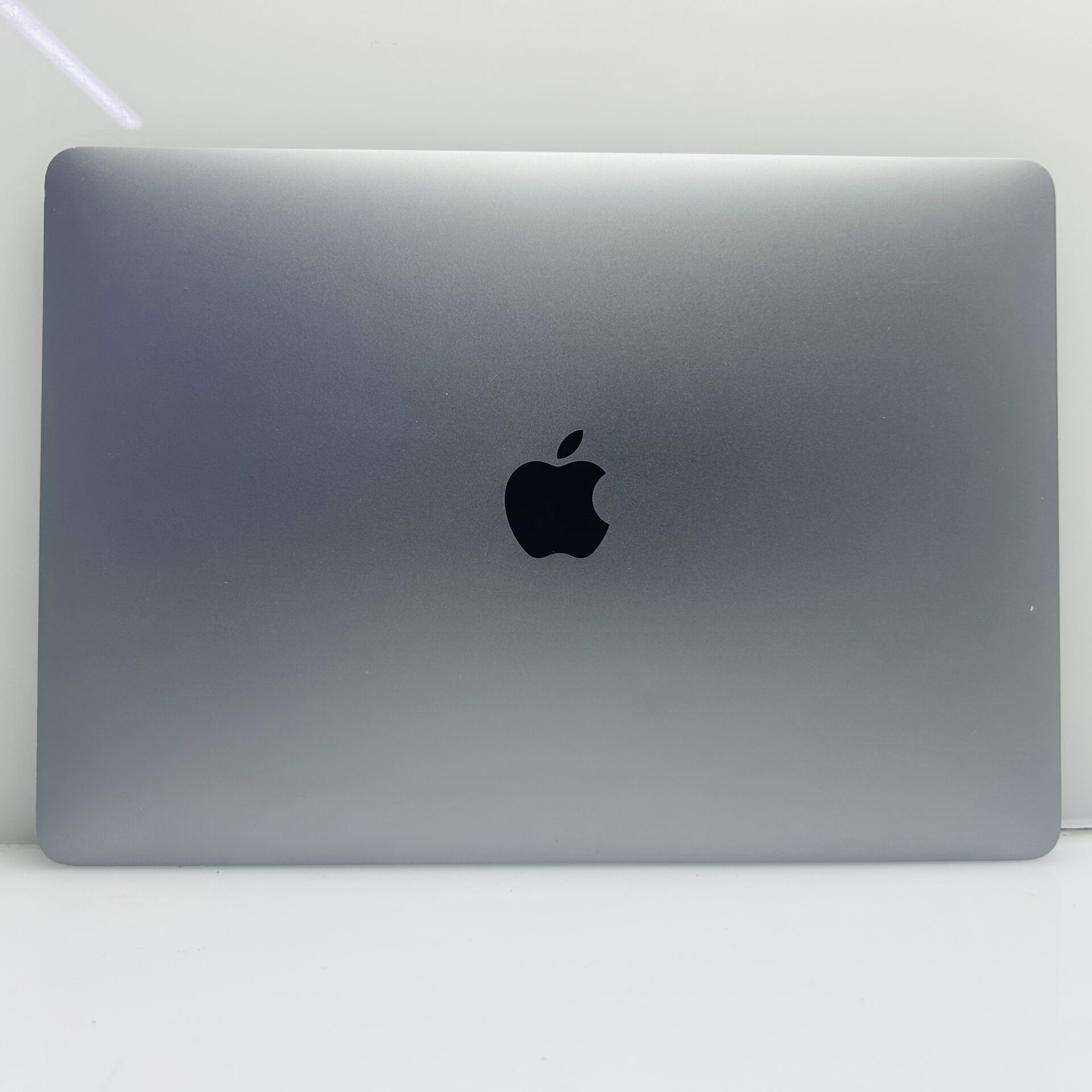 Apple MacBook Air “M1” 13-Inch 8CPU/7 GPU (2020) 8GB RAM 256GB SSD Space Gray – (Grade B) - Image 2