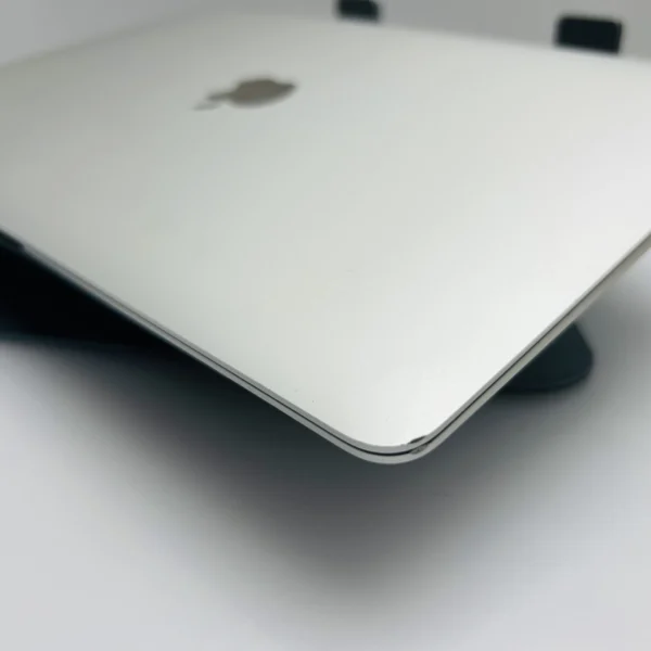 Apple MacBook Air 13-Inch “Core i3” 1.1GHz (Retina, 2020) 8GB RAM