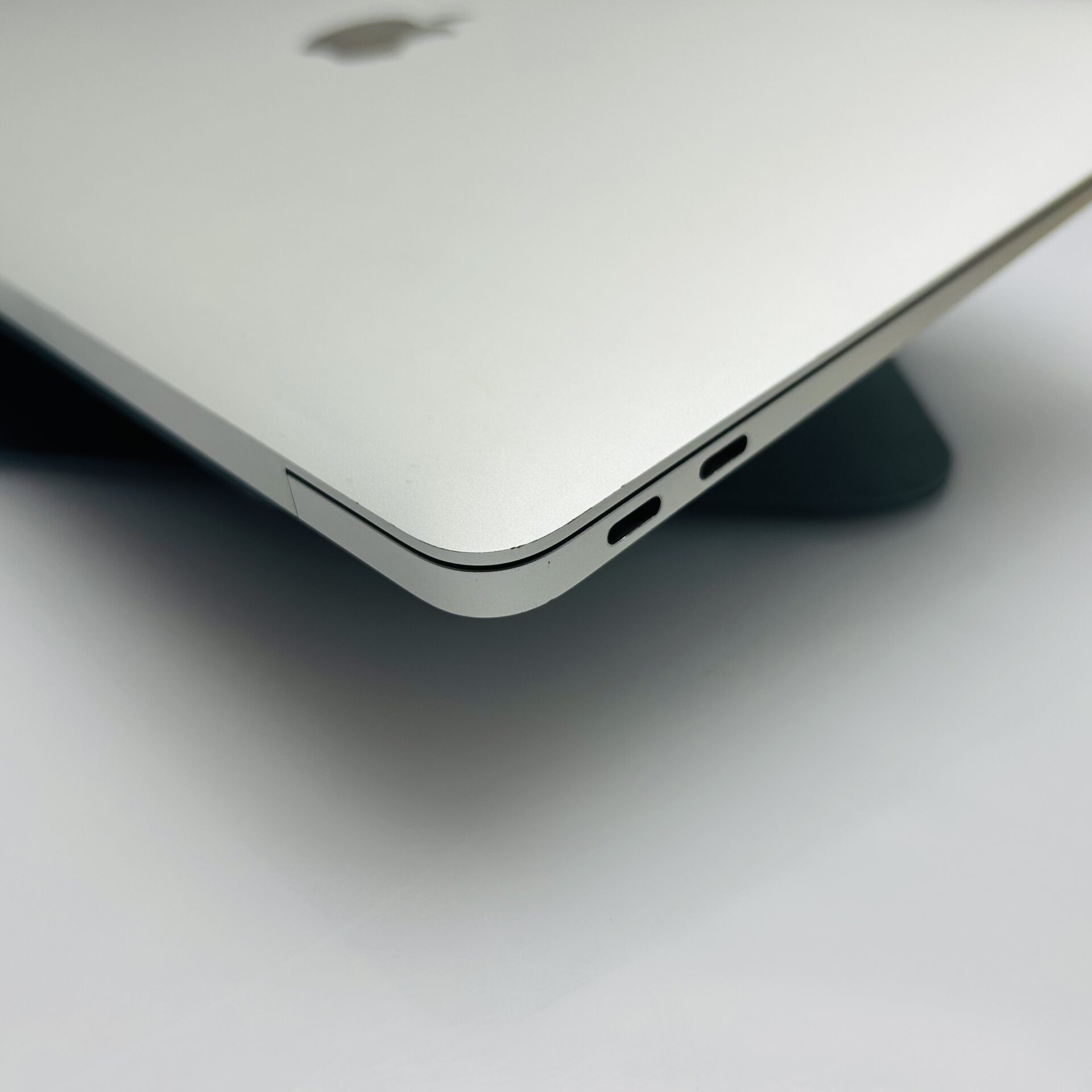Apple MacBook Air 13-Inch “Core i3” 1.1GHz (Retina, 2020) 8GB RAM