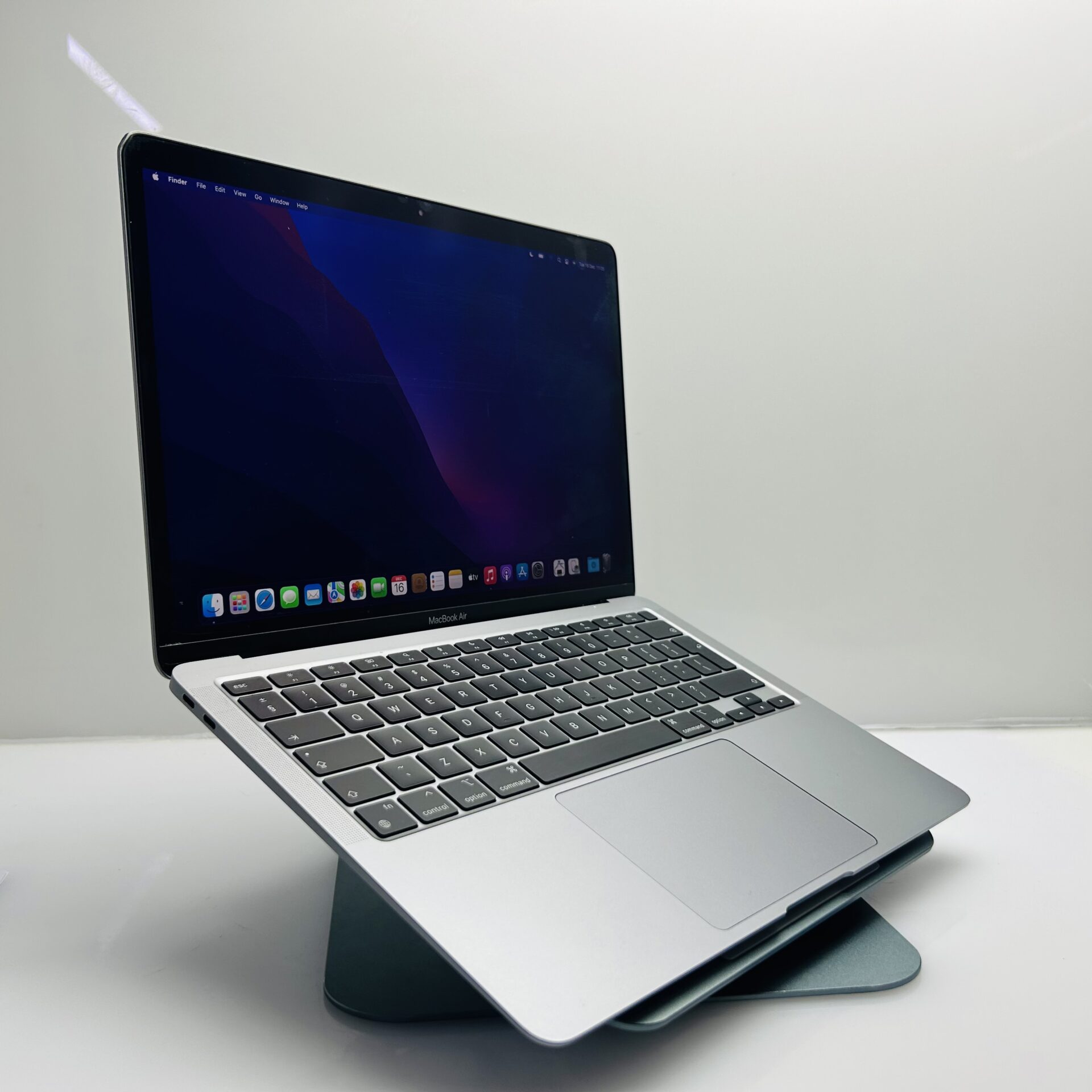 Apple MacBook Air “M1” 13-Inch 8CPU/7 GPU (2020) 8GB RAM 256GB SSD Space Gray – (Grade B) - Image 3