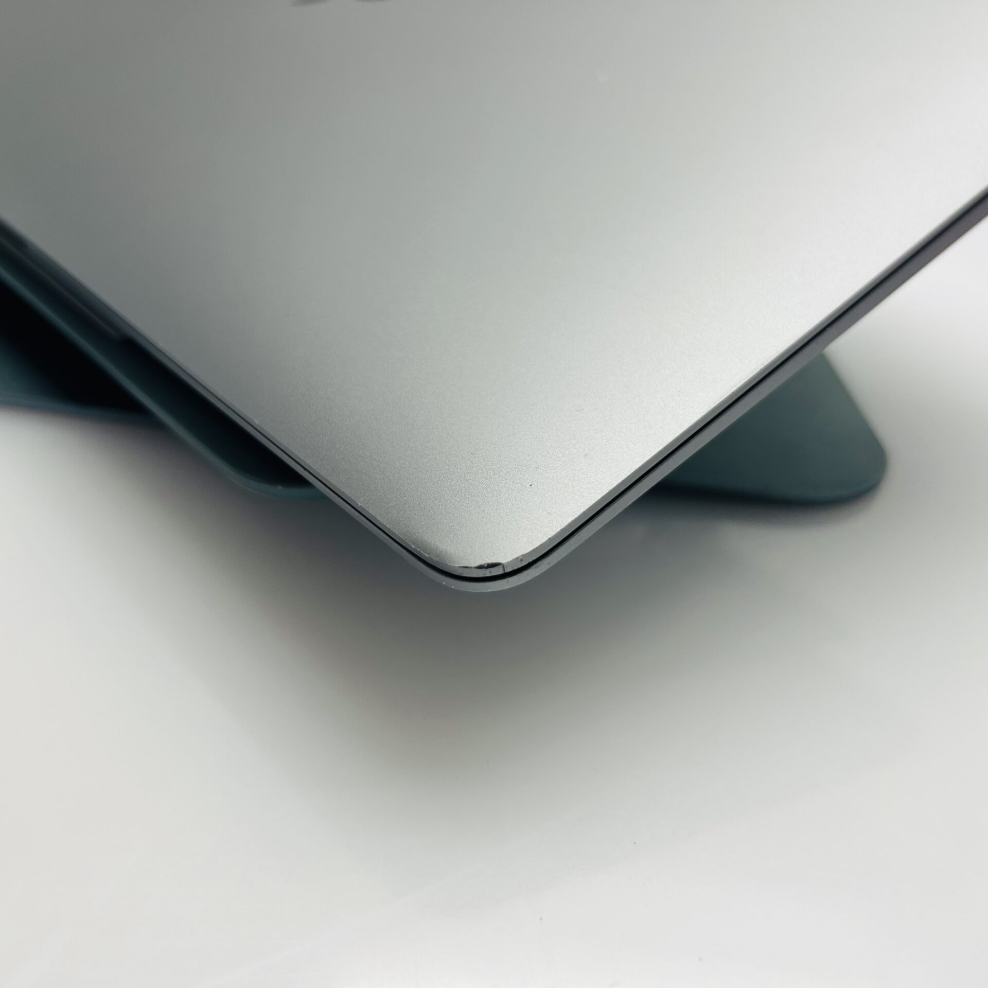 Apple MacBook Air “M1” 13-Inch 8CPU/7 GPU (2020) 8GB RAM 256GB SSD Space Gray – (Grade B) - Image 6
