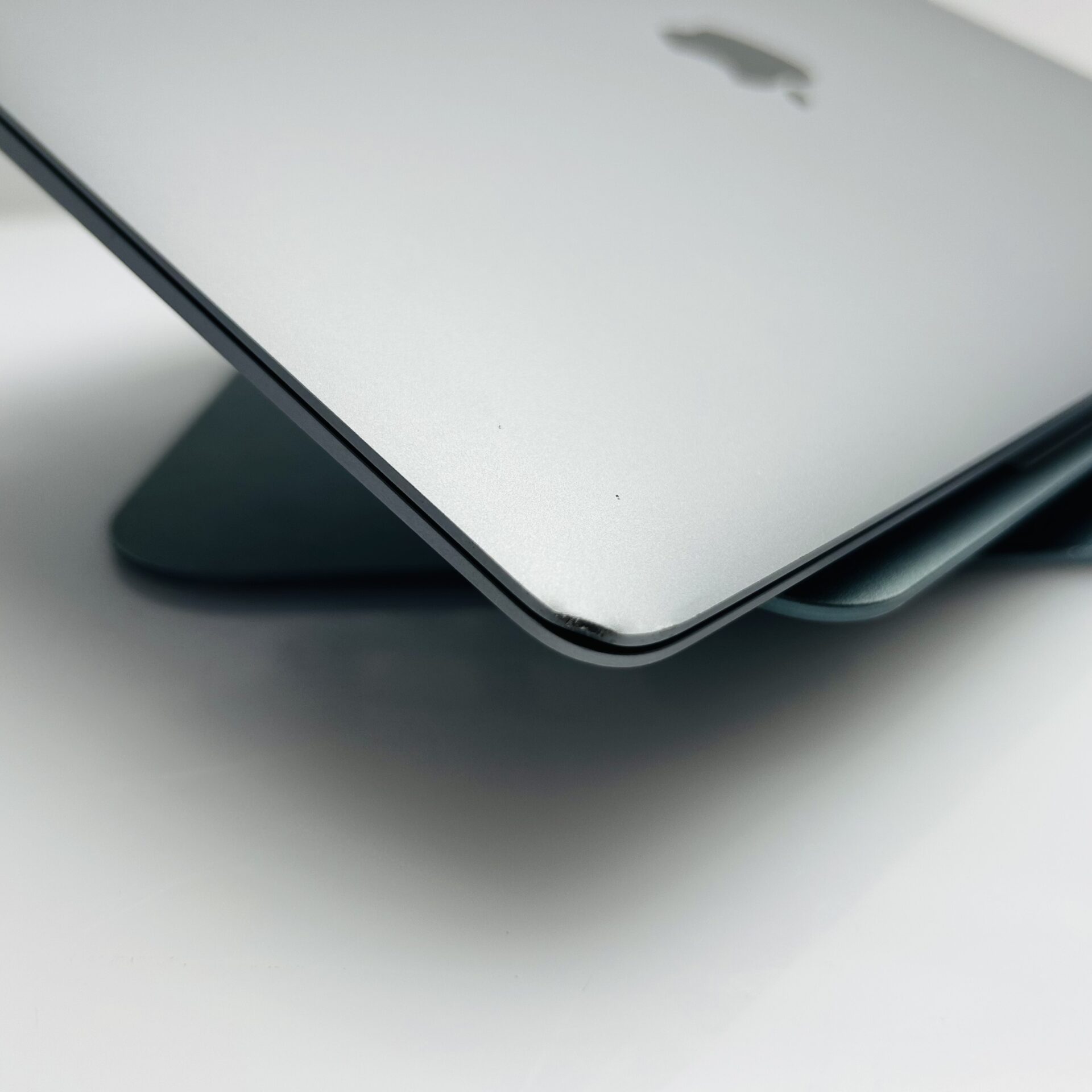 Apple MacBook Air “M1” 13-Inch 8CPU/7 GPU (2020) 8GB RAM 256GB SSD