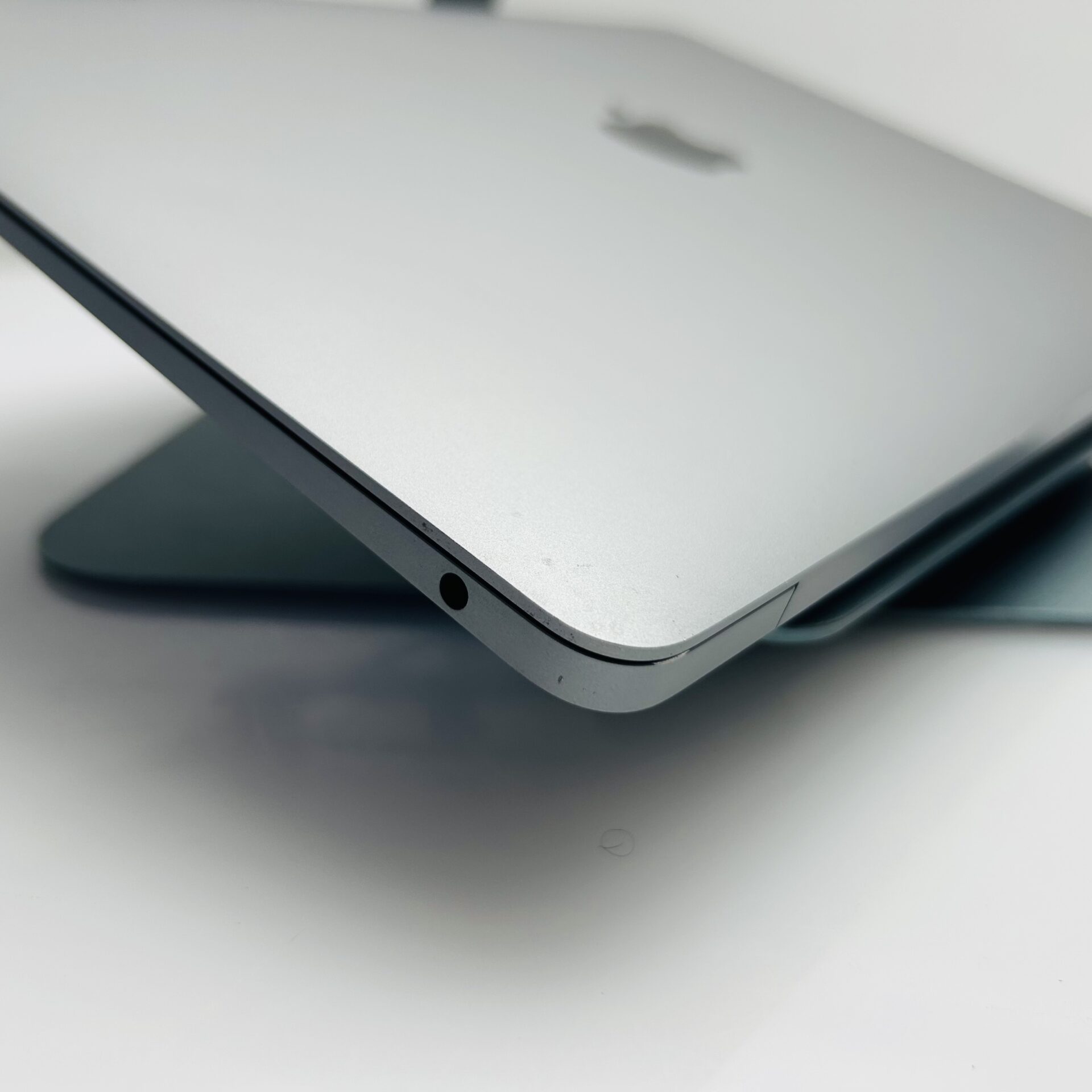 Apple MacBook Air “M1” 13-Inch 8CPU/7 GPU (2020) 8GB RAM 256GB SSD