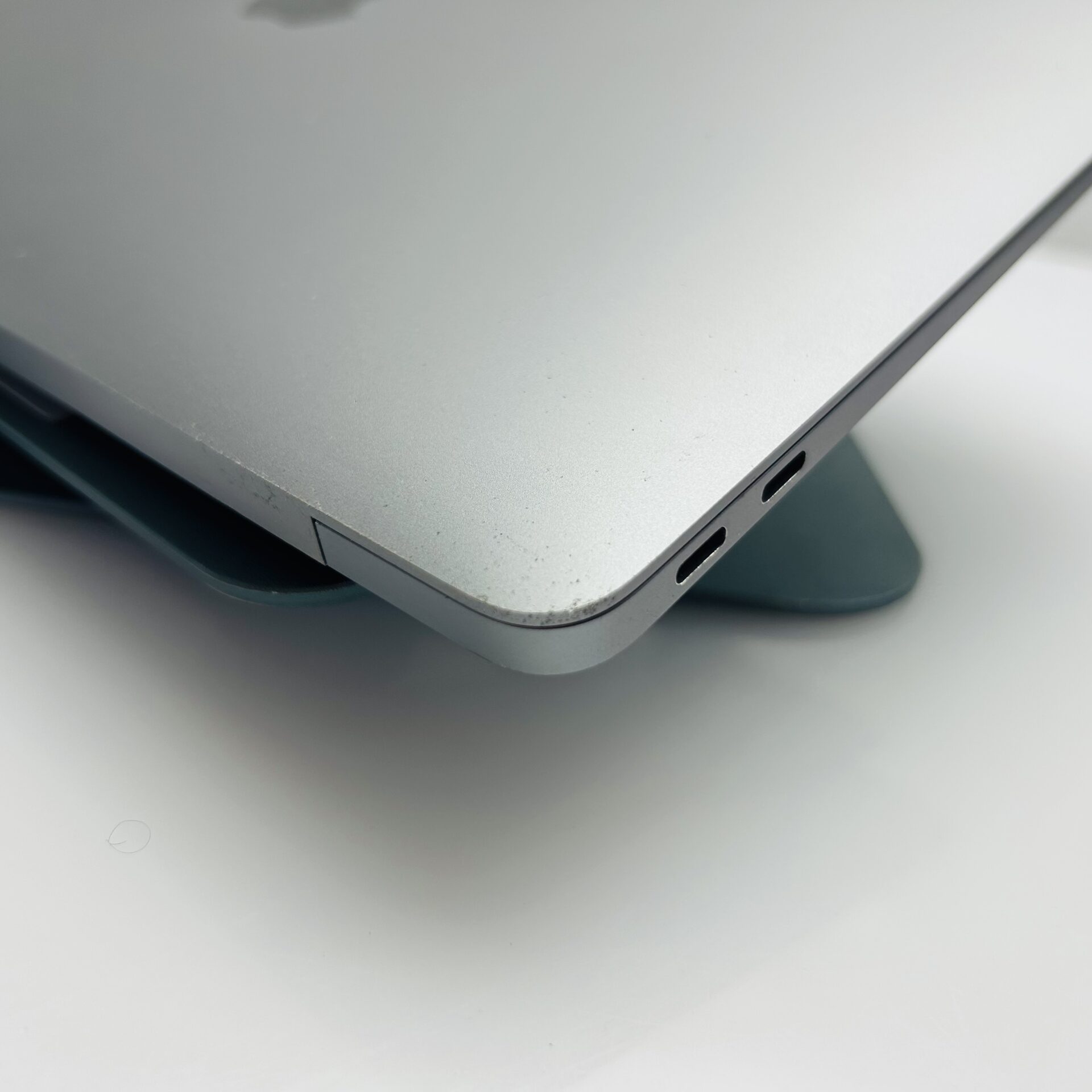 Apple MacBook Air “M1” 13-Inch 8CPU/7 GPU (2020) 8GB RAM 256GB SSD