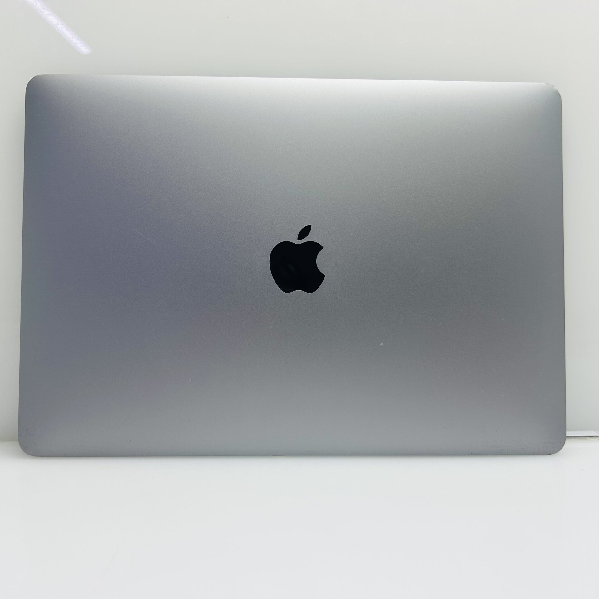 Apple MacBook Air “M1” 13-Inch 8CPU/7 GPU (2020) 8GB RAM 256GB SSD Space Gray – (Grade B) - Image 2