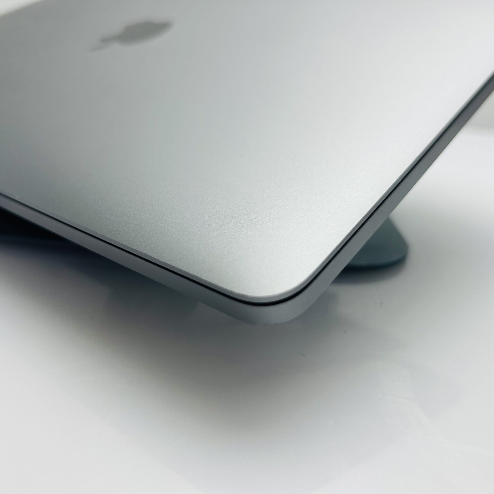 Apple MacBook Pro 13-Inch “Core i5” 2.4GHz (TouchBar/2019) 8GB RAM 512GB SSD Space Gray (Grade B) - Image 6