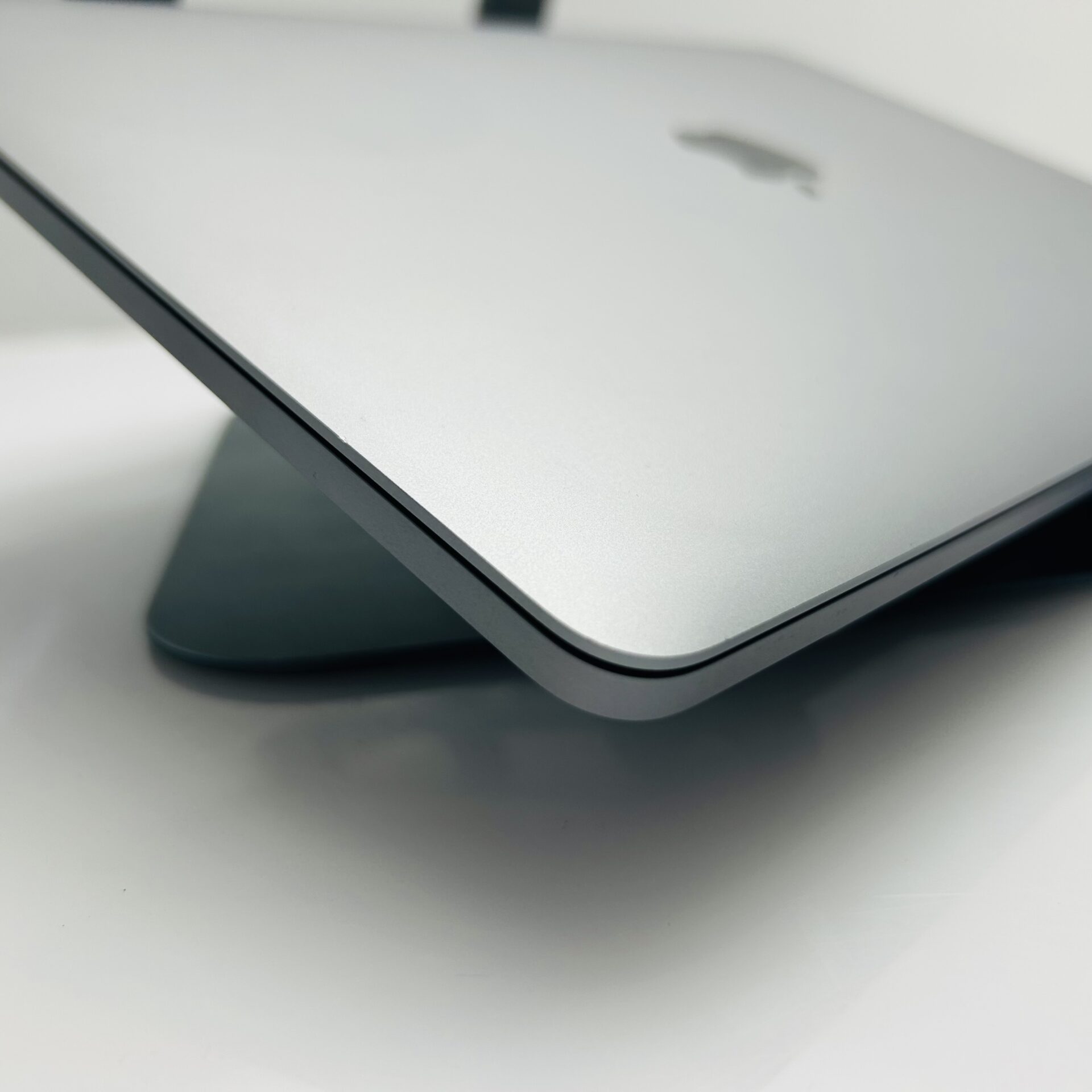 Apple MacBook Pro 13-Inch “Core i5” 2.4GHz (TouchBar/2019) 8GB RAM 512GB SSD Space Gray (Grade B) - Image 7