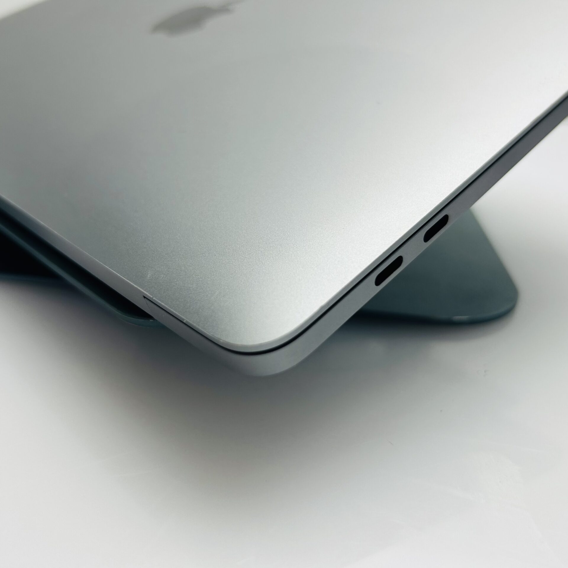 Apple MacBook Pro 13-Inch “Core i5” 2.4GHz (TouchBar/2019) 8GB RAM 512GB SSD Space Gray (Grade B) - Image 9