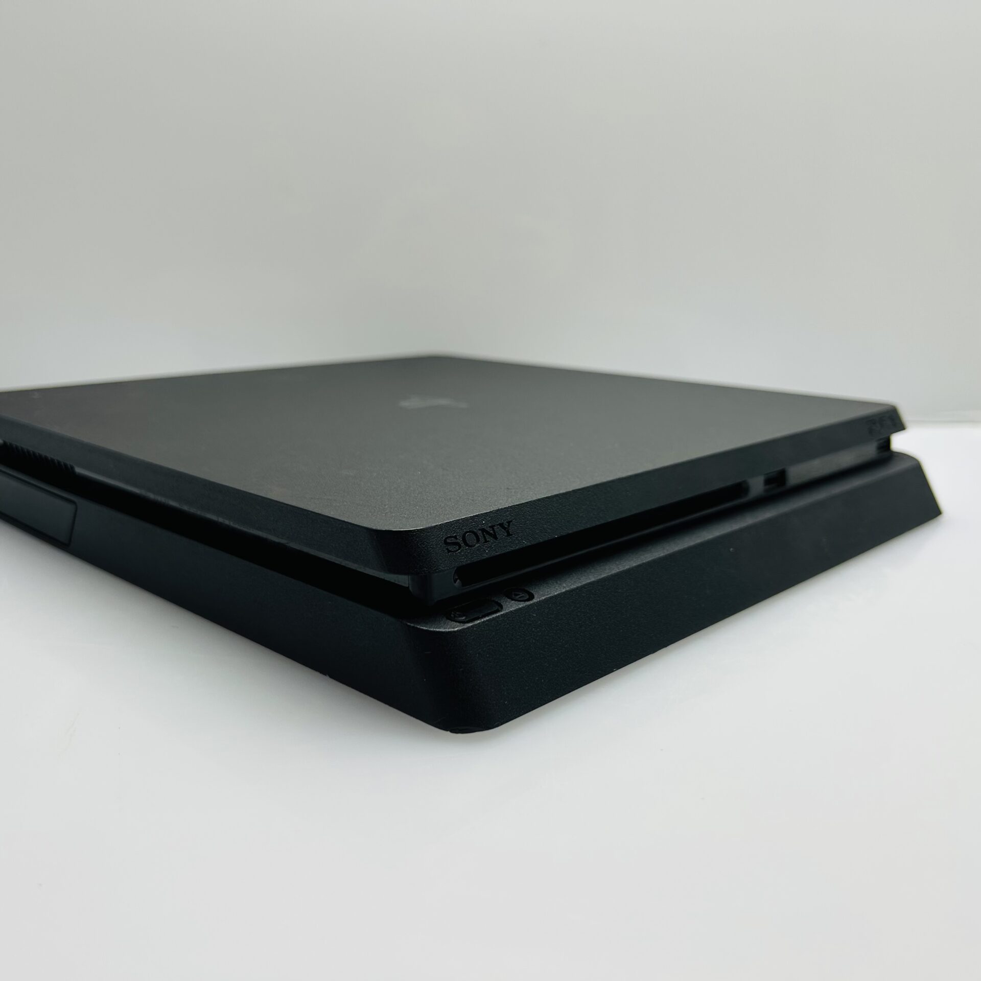 PlayStation 4 Slim Black 500GB + 1 Controller + HDMI Cable + Power Cable + 2 Games - (Grade B) - Image 2