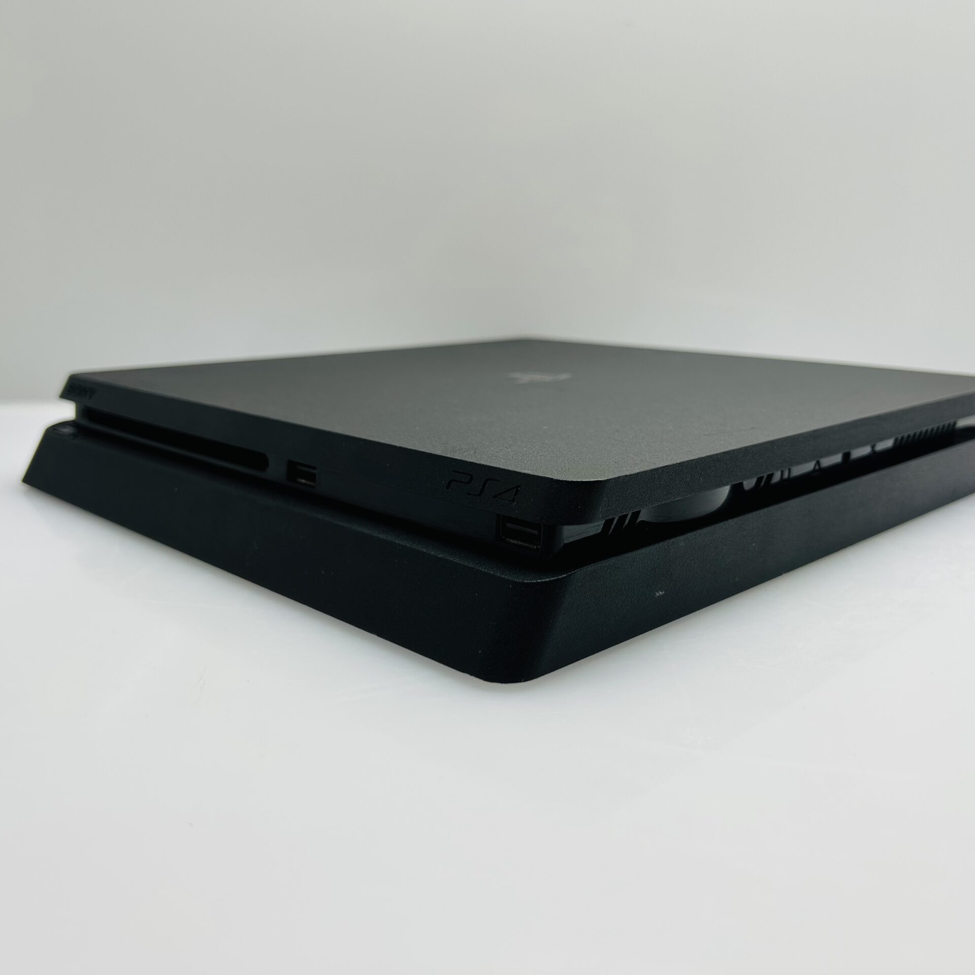 PlayStation 4 Slim Black 500GB + 1 Controller + HDMI Cable + Power Cable + 2 Games - (Grade B) - Image 4
