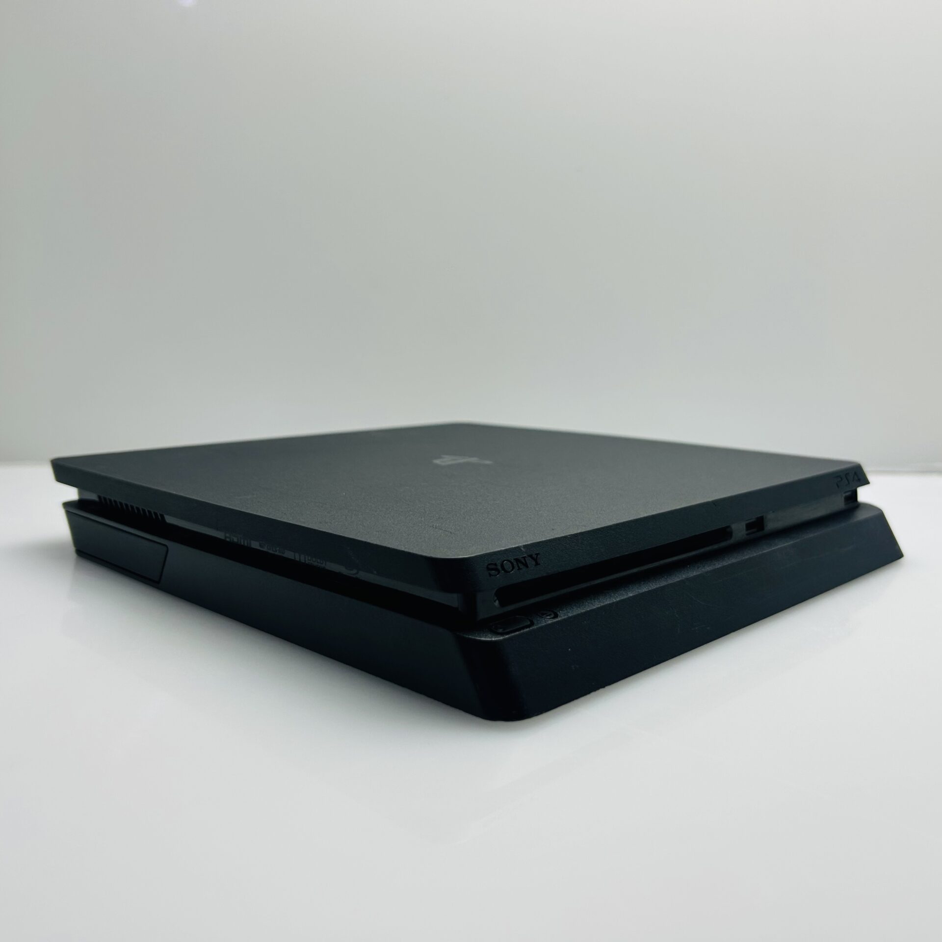PlayStation 4 Slim Black 1TB + 1 Controller + HDMI Cable + Power