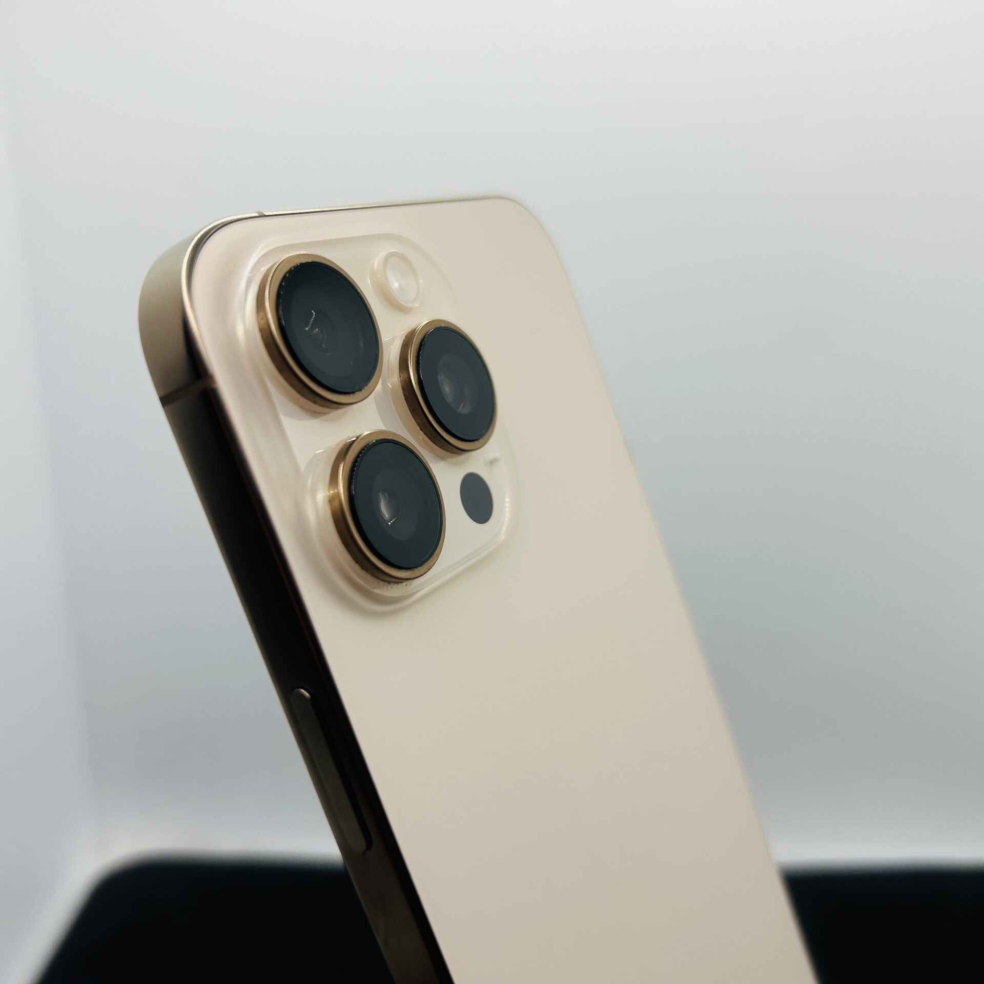 Apple iPhone 16 Pro Max 256GB Desert Titanium – (Grade A) - Image 8