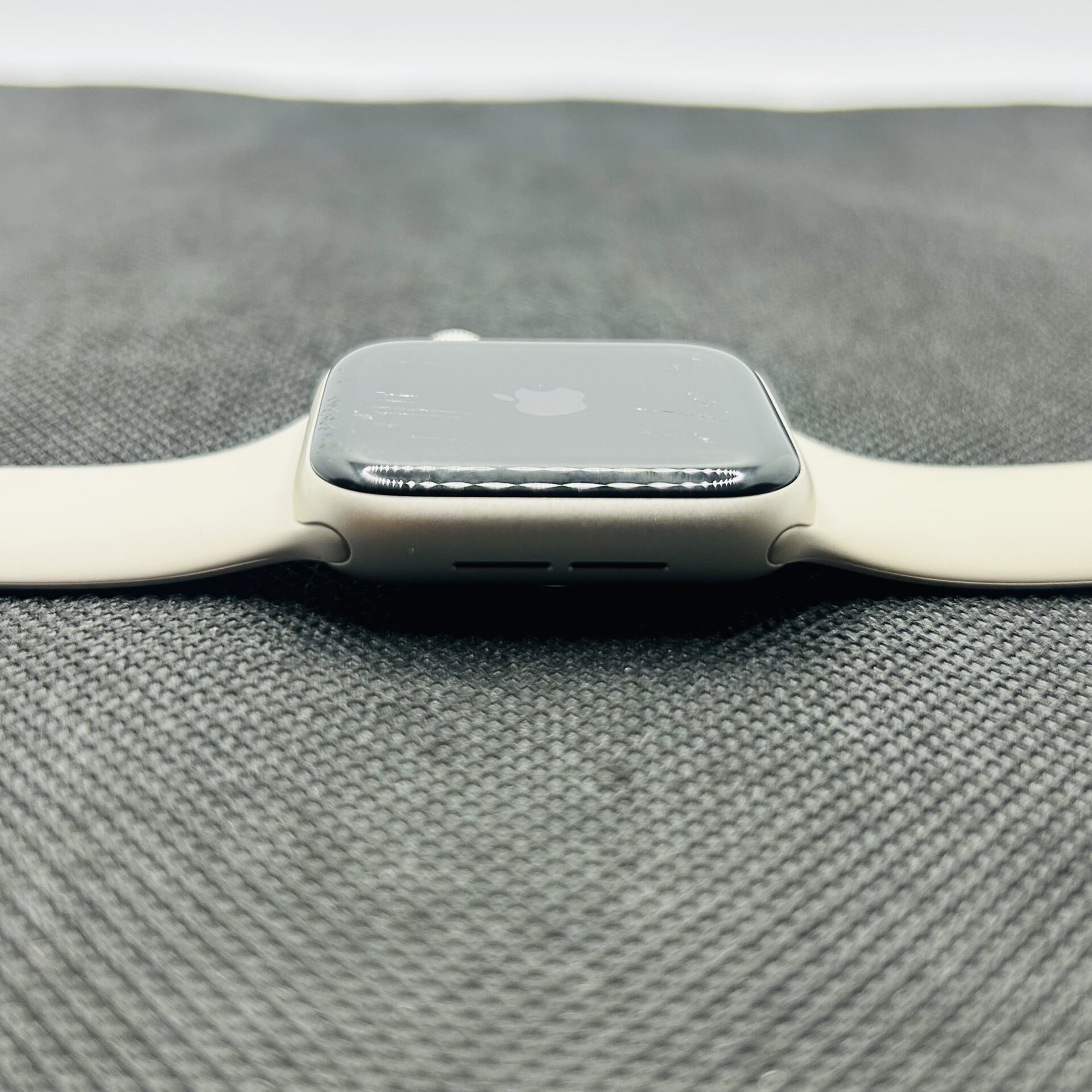 Apple Watch SE 2 40mm GPS Only Starlight – (Grade B) - Image 3