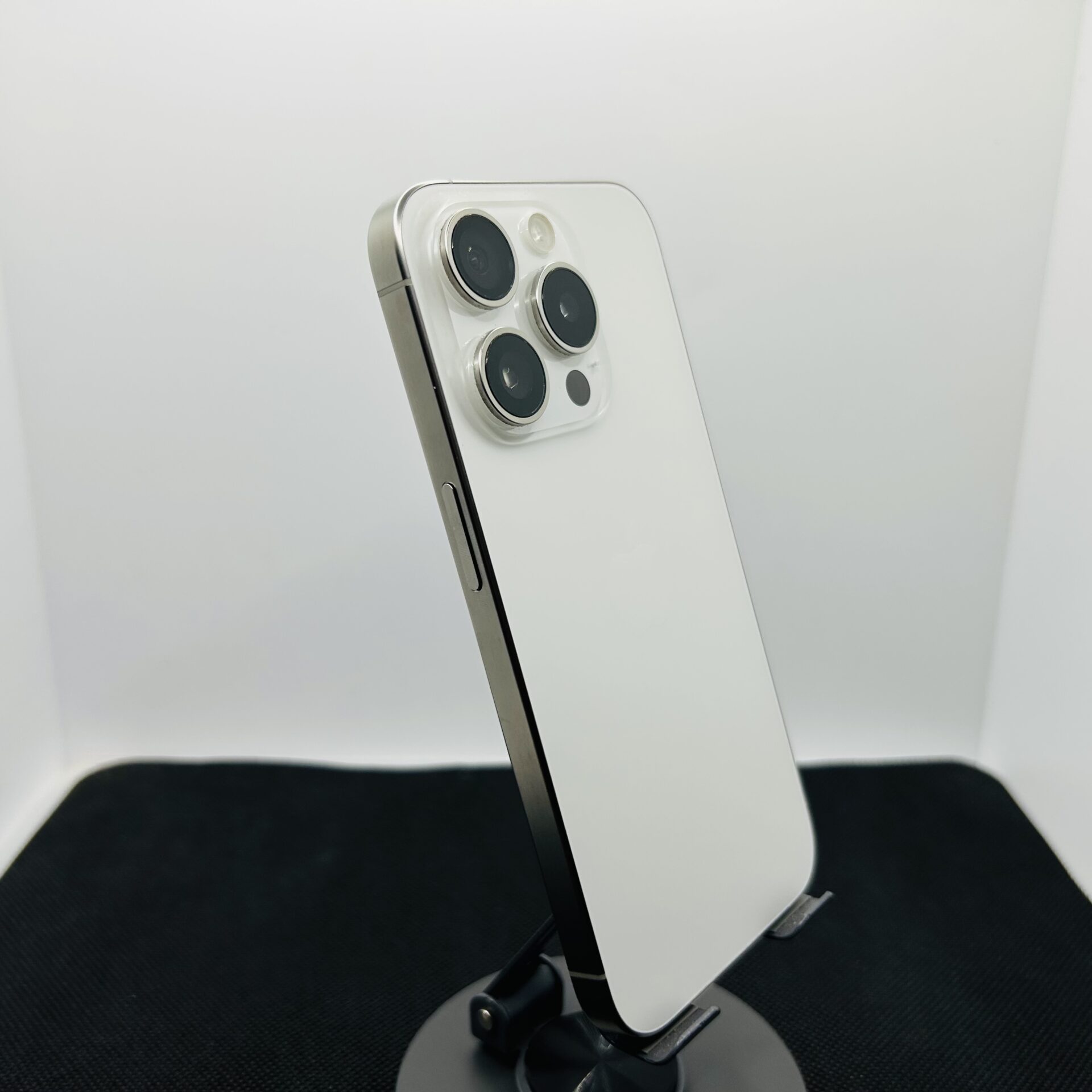 Apple iPhone 15 Pro 256GB White Titanium – (Grade B) - Image 7