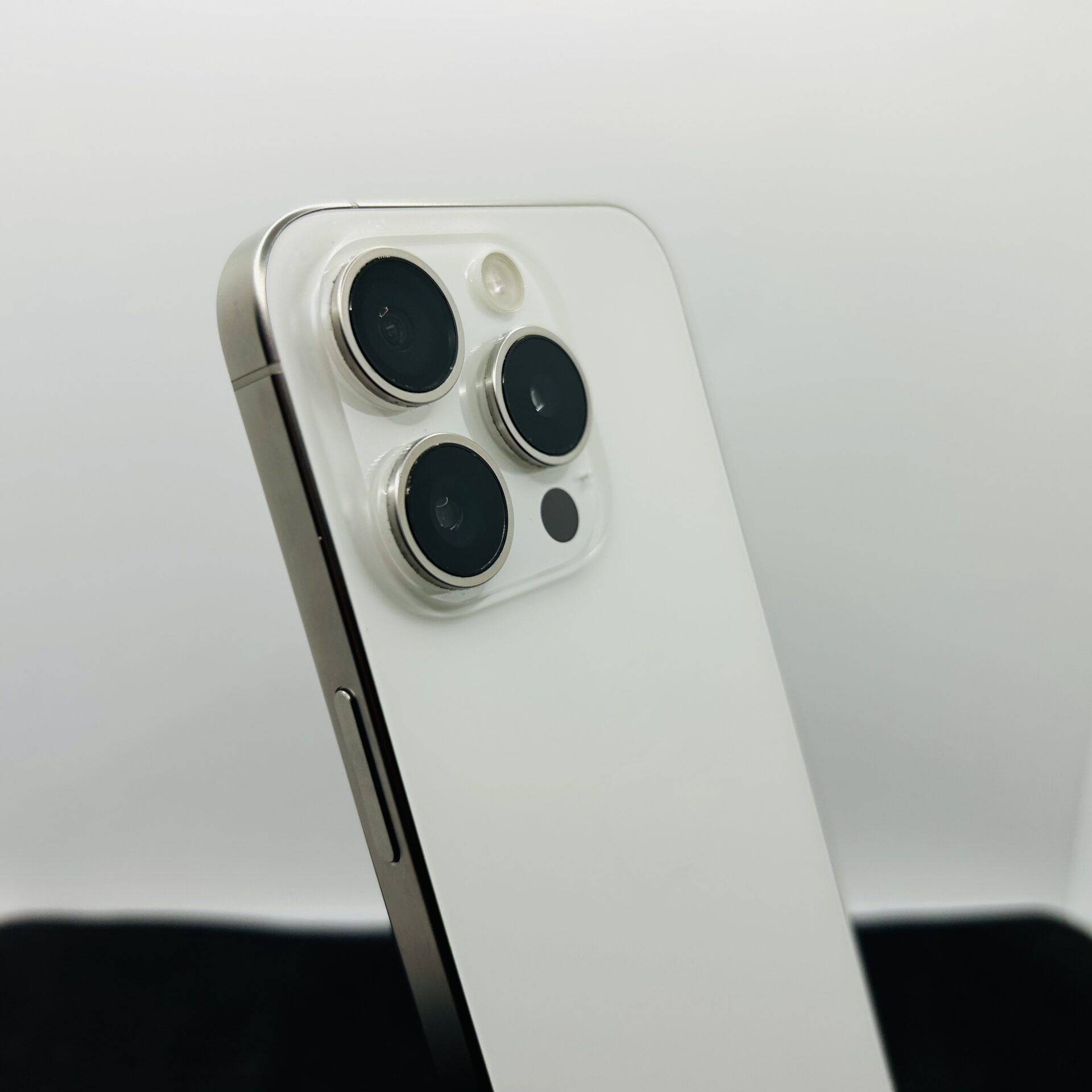 Apple iPhone 15 Pro 256GB White Titanium – (Grade B) | Epic Deals SA