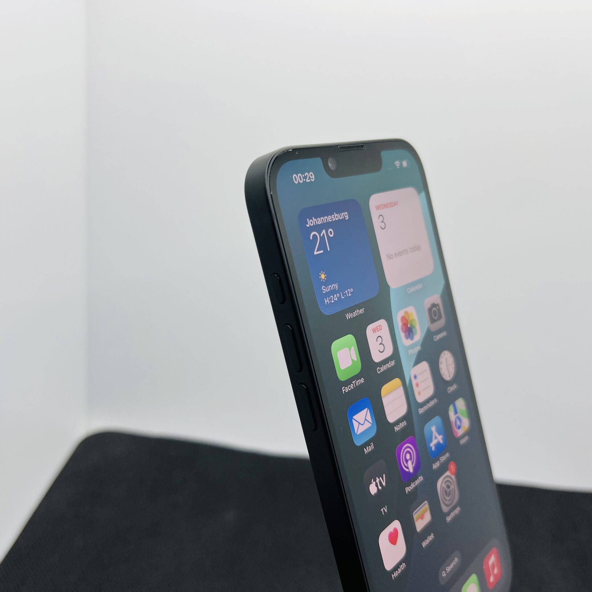 Apple iPhone 16e 128GB Black – (Grade A) - Image 4