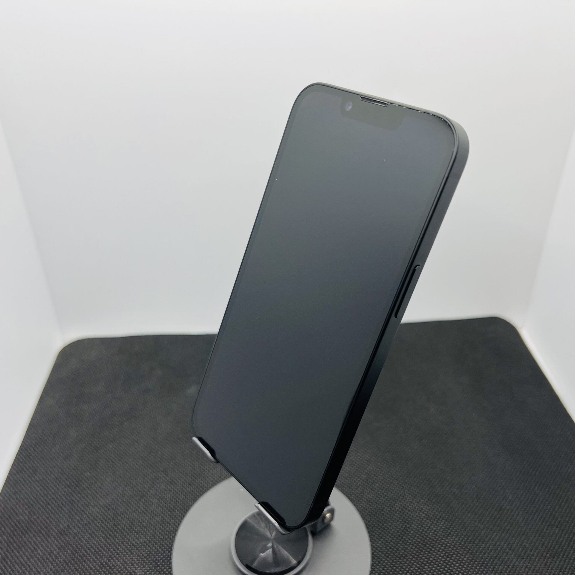 Apple iPhone 16e 128GB Black – (Grade A) - Image 7